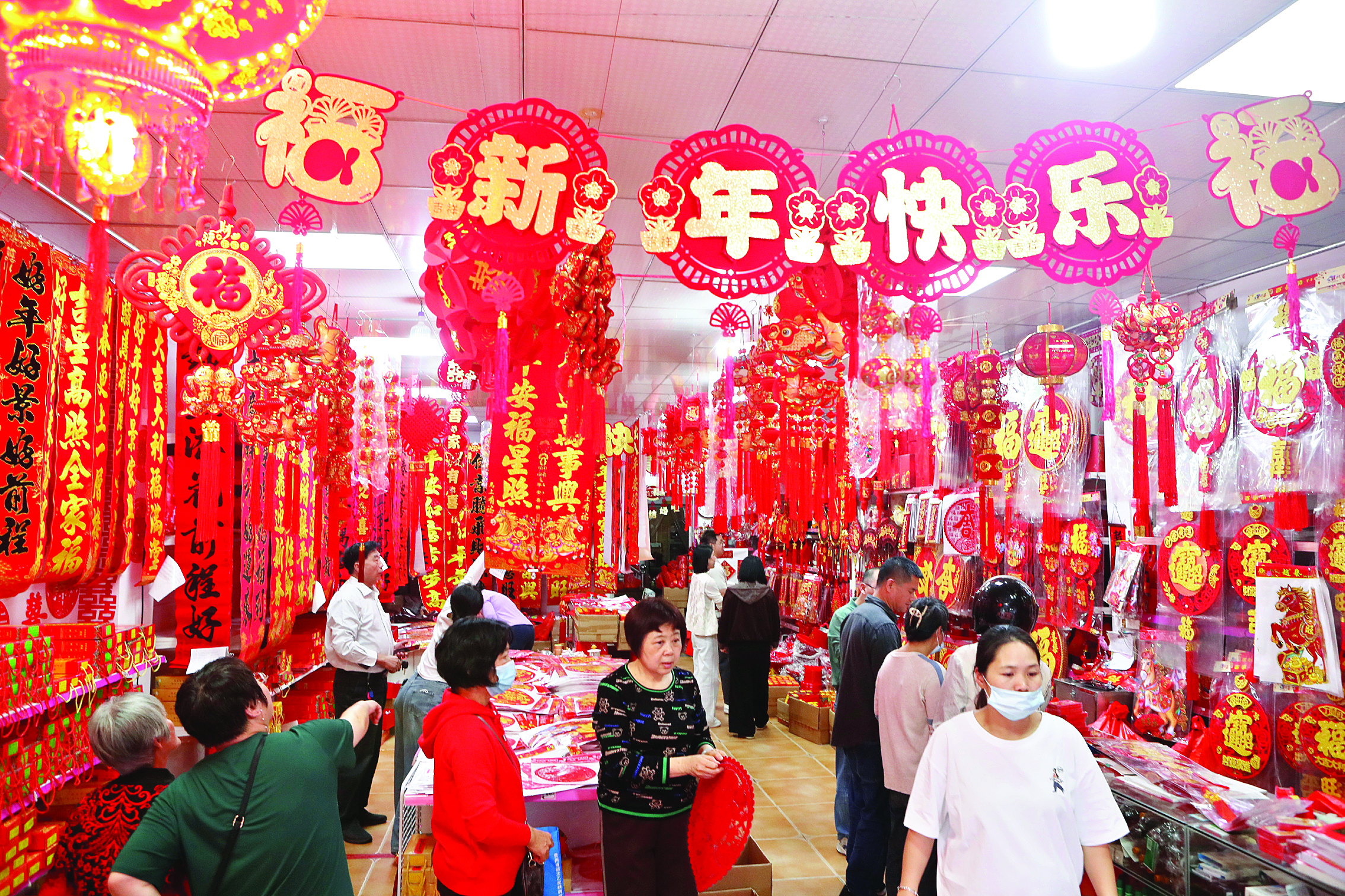     2月15日，市民在水东街选购春联。惠州日报记者钟畅新 摄