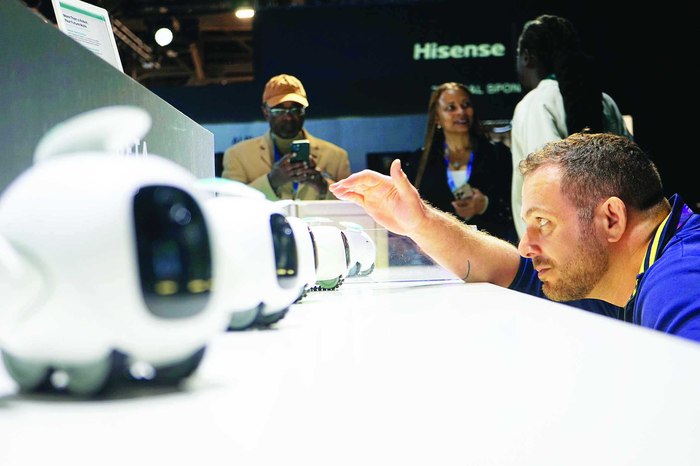     1月7日，一名男子在2026年美国拉斯维加斯消费电子展（CES）海信展台观看搭载新一代AI智能识别引擎的陪伴机器人Beta。新华社发