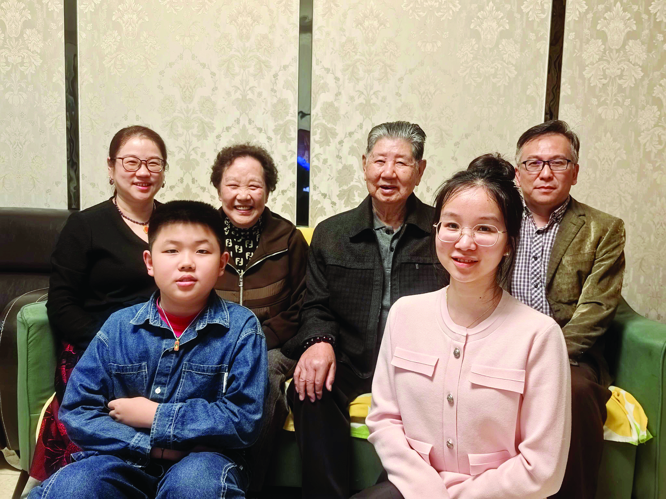     倪玲（后排左一）一家合影。