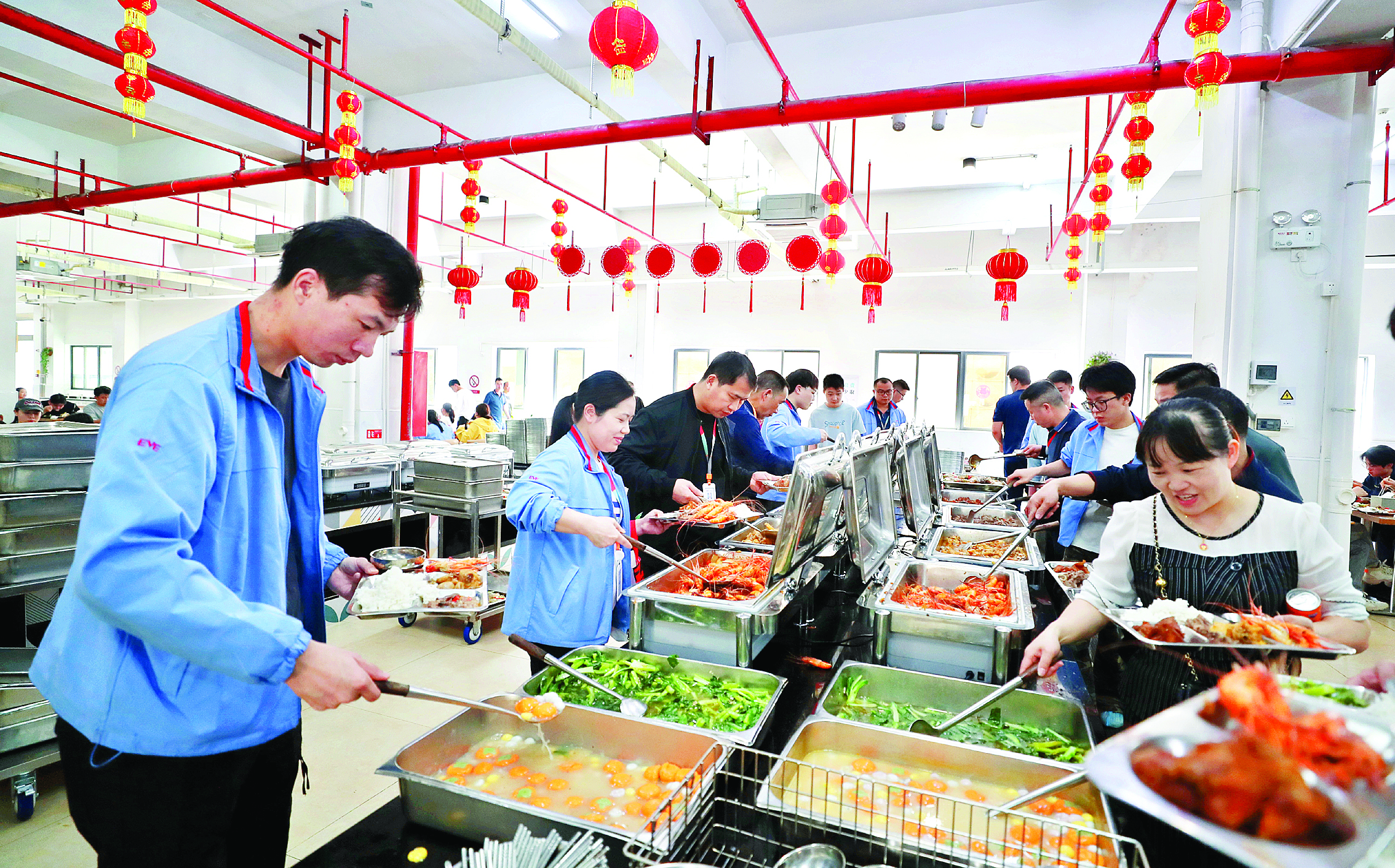 <p>    亿纬锂能员工在食堂打菜就餐。    本组图片 惠州日报记者张艺明 摄</p>