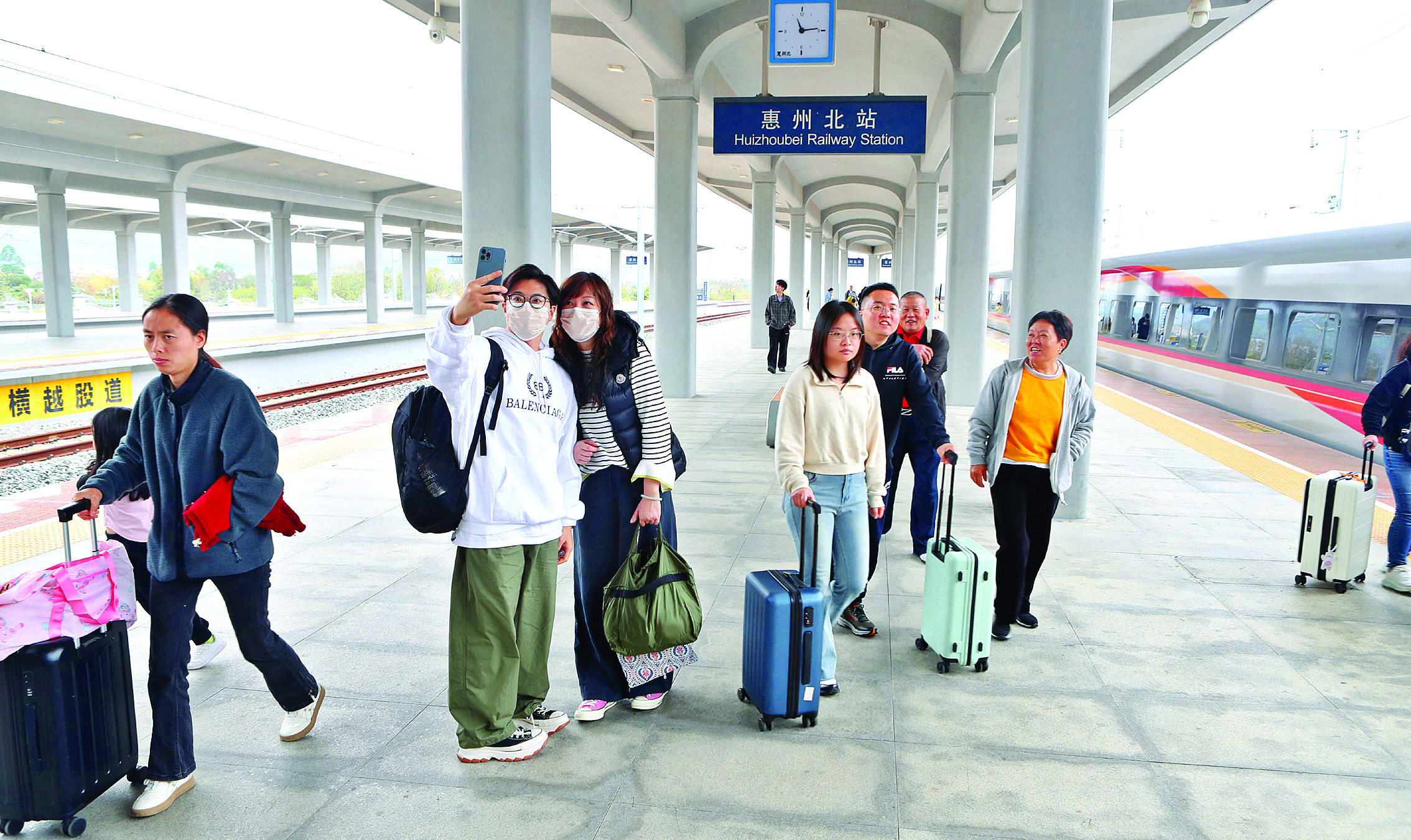     大年初一，周边城市游客乘高铁来惠旅游。惠州日报记者钟畅新 摄