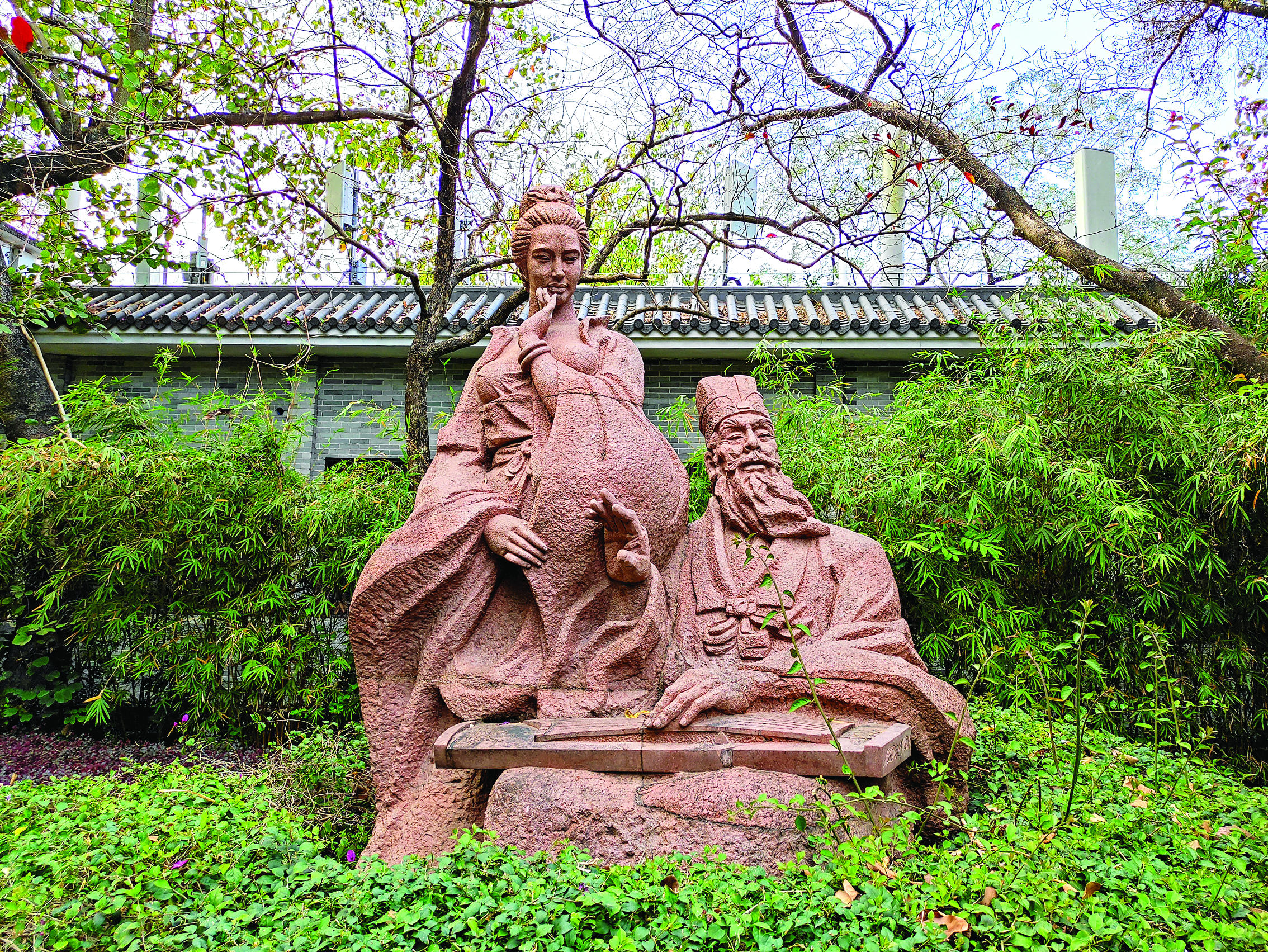 <p>    惠州西湖苏东坡与王朝云雕像。侯县军 摄</p>