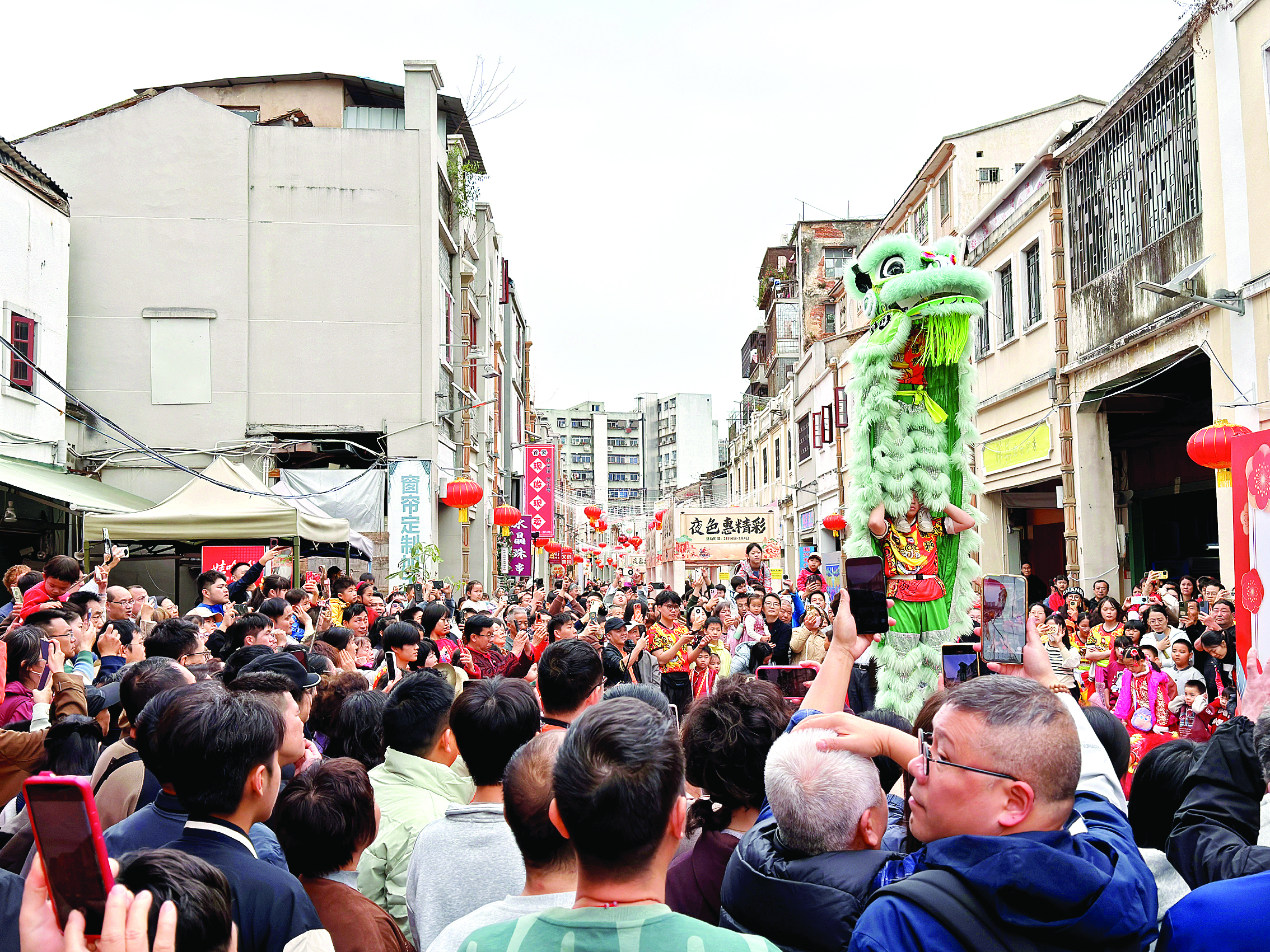     大年初一，水东街的醒狮表演吸引了很多市民游客驻足观看。惠州日报记者张艺明 摄