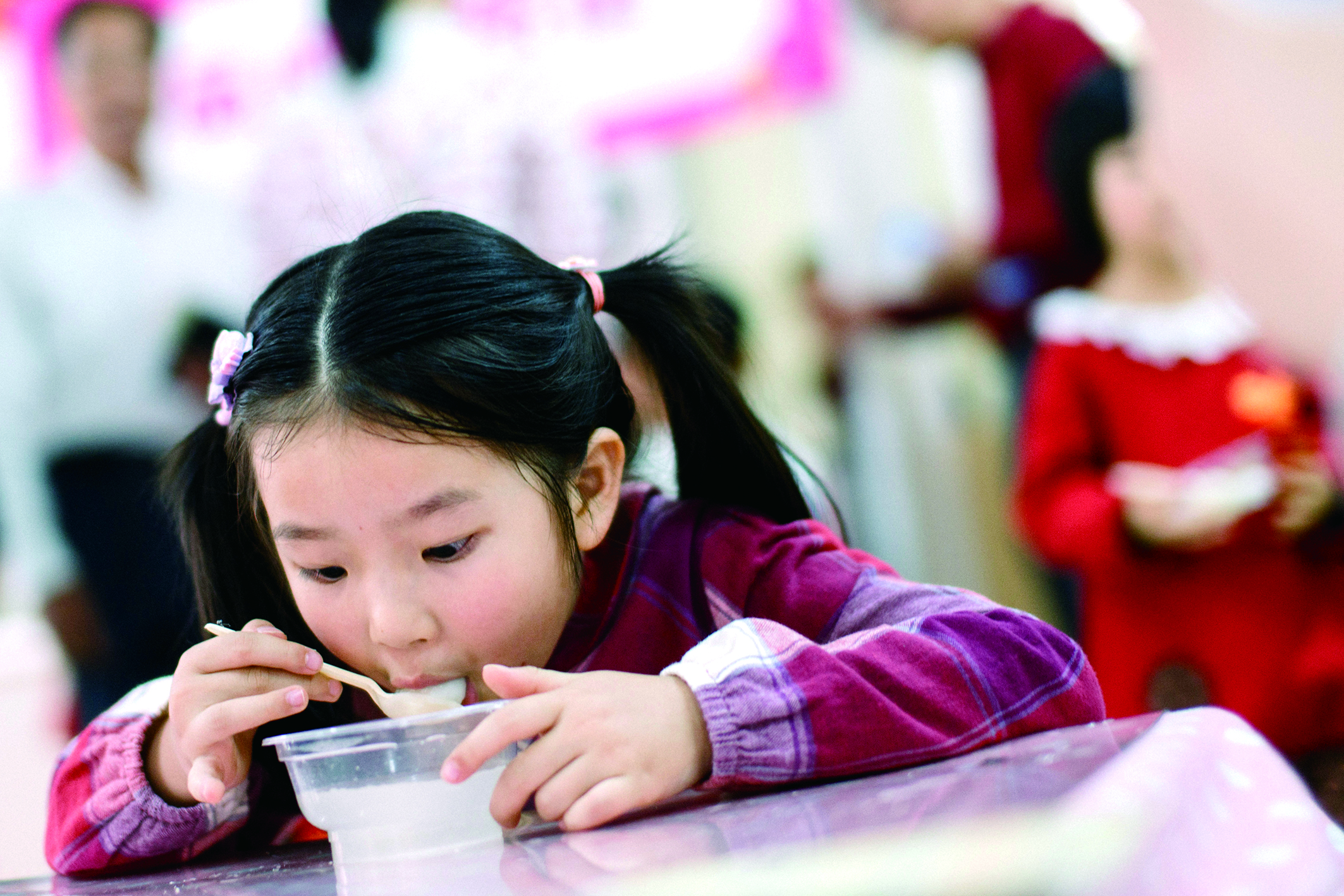     吃汤圆是南方地区春节和元宵节普遍的习俗。