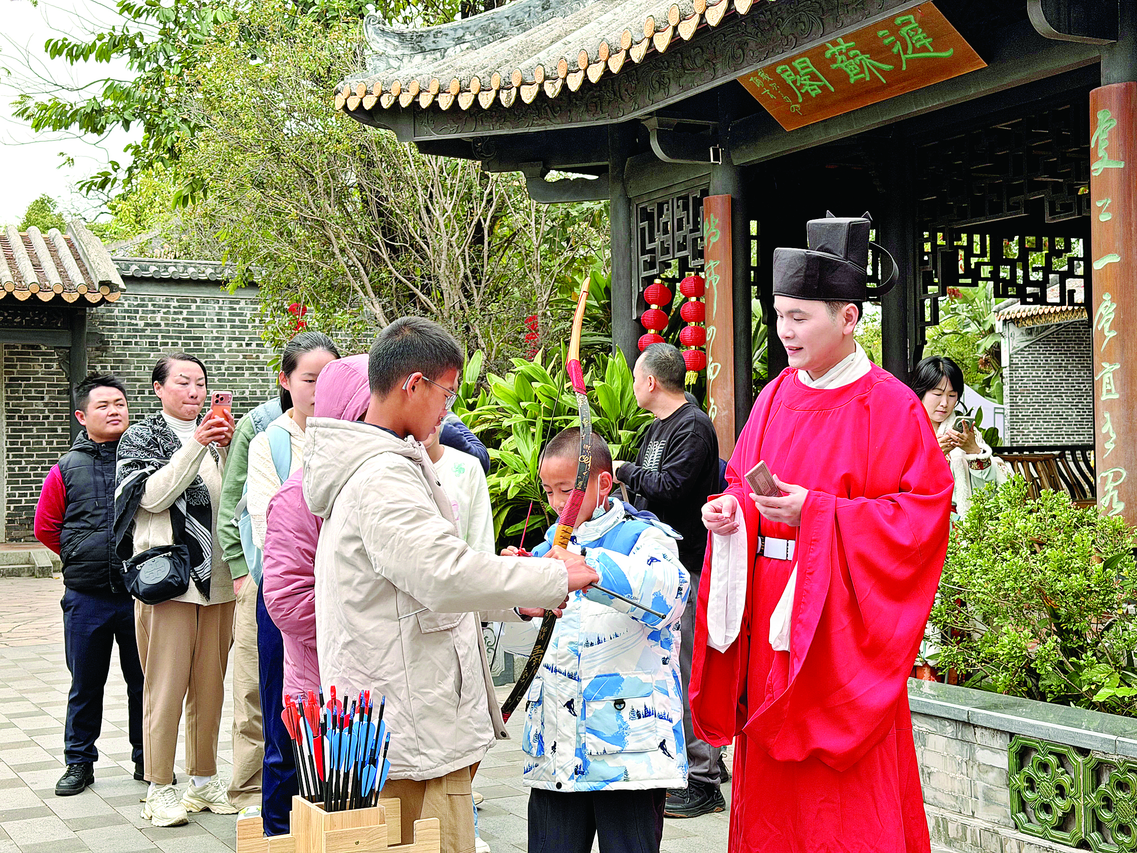     惠州苏东坡祠，市民在传统游戏中感受古人的雅致。    惠州日报记者张艺明 摄