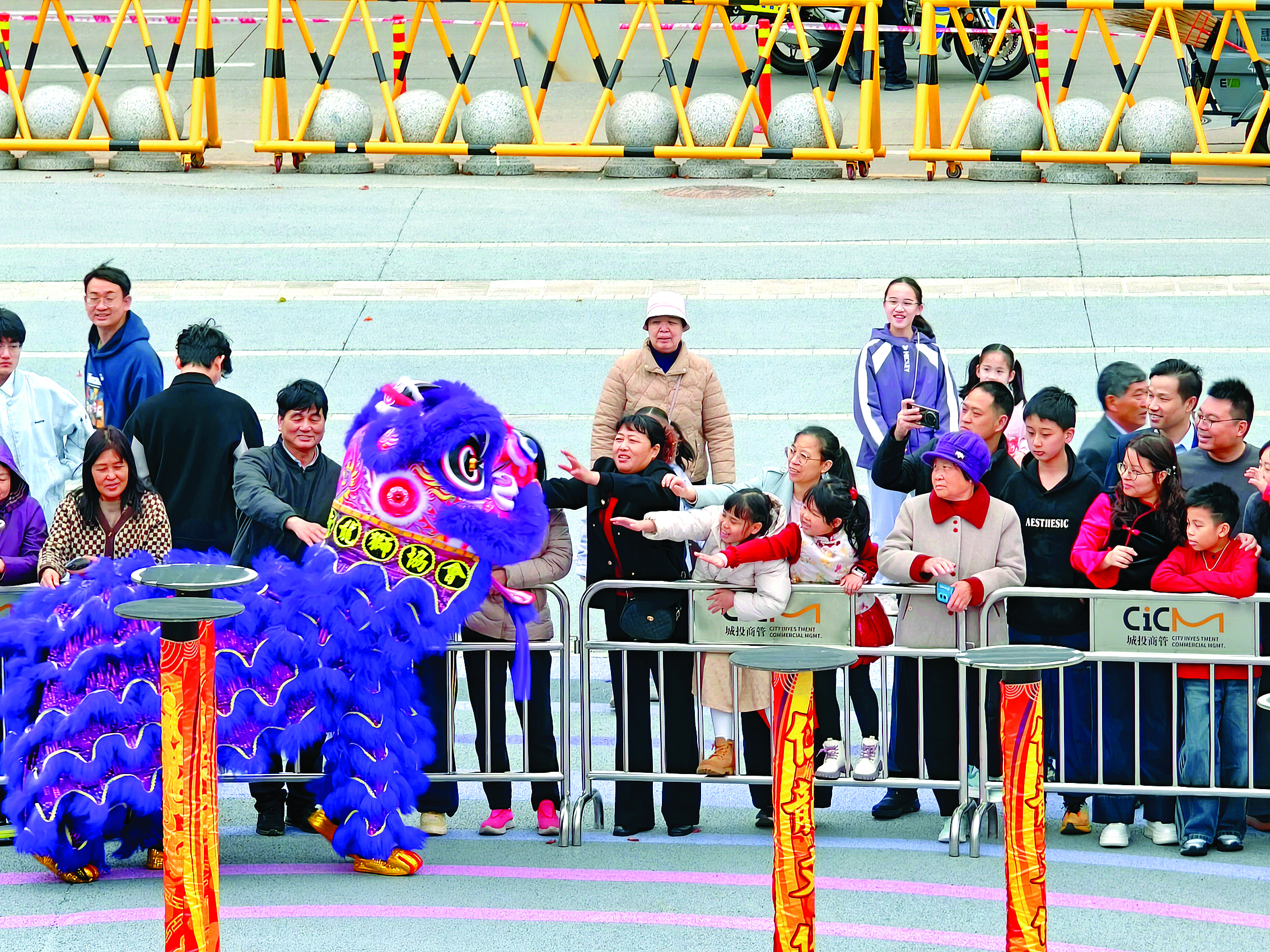     惠州市儿童公园，市民与醒狮互动。    惠州日报记者叶丽莎 摄