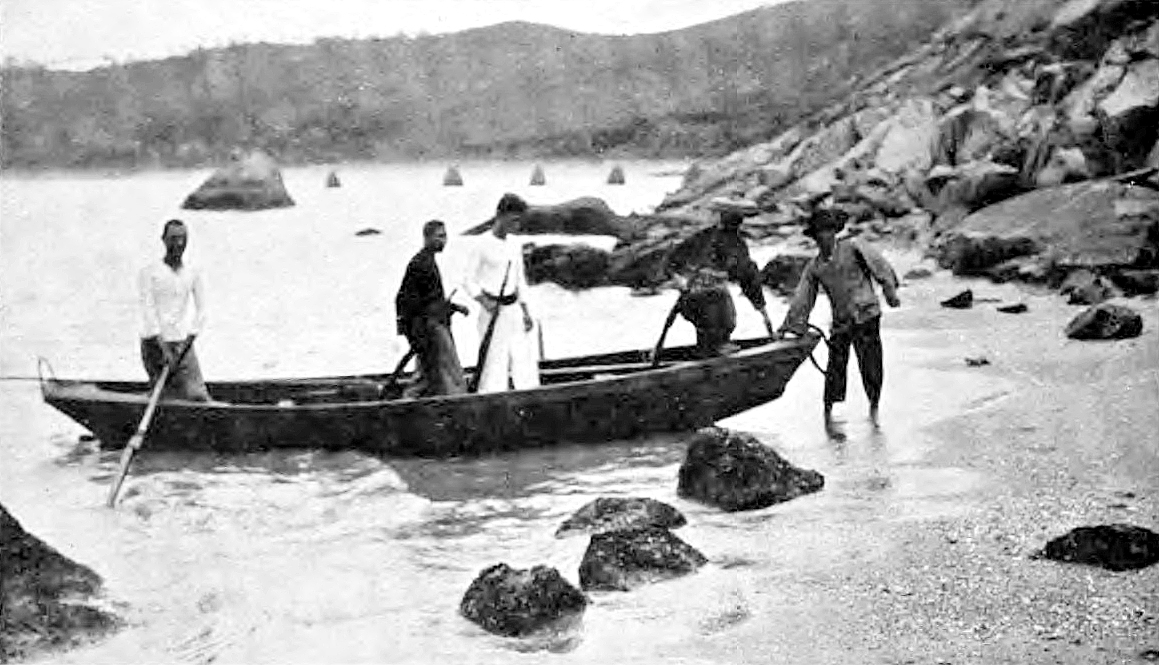 <p>    大亚湾海盗的驻地饭罗岗（今惠东县稔山镇范和村），手持枪械的海盗从海上巡逻归来，摄于1931年。</p>