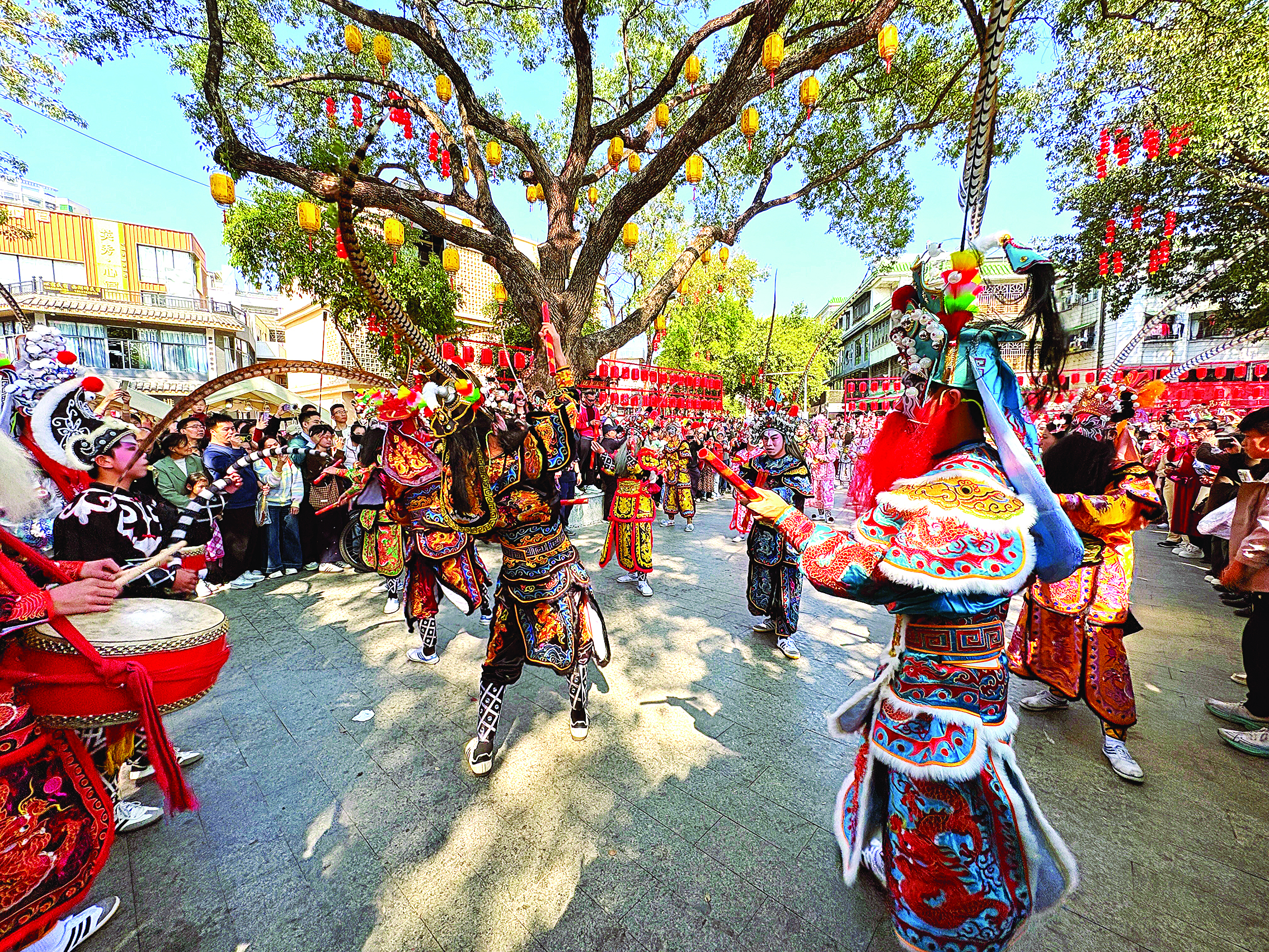     英歌舞热闹登场。