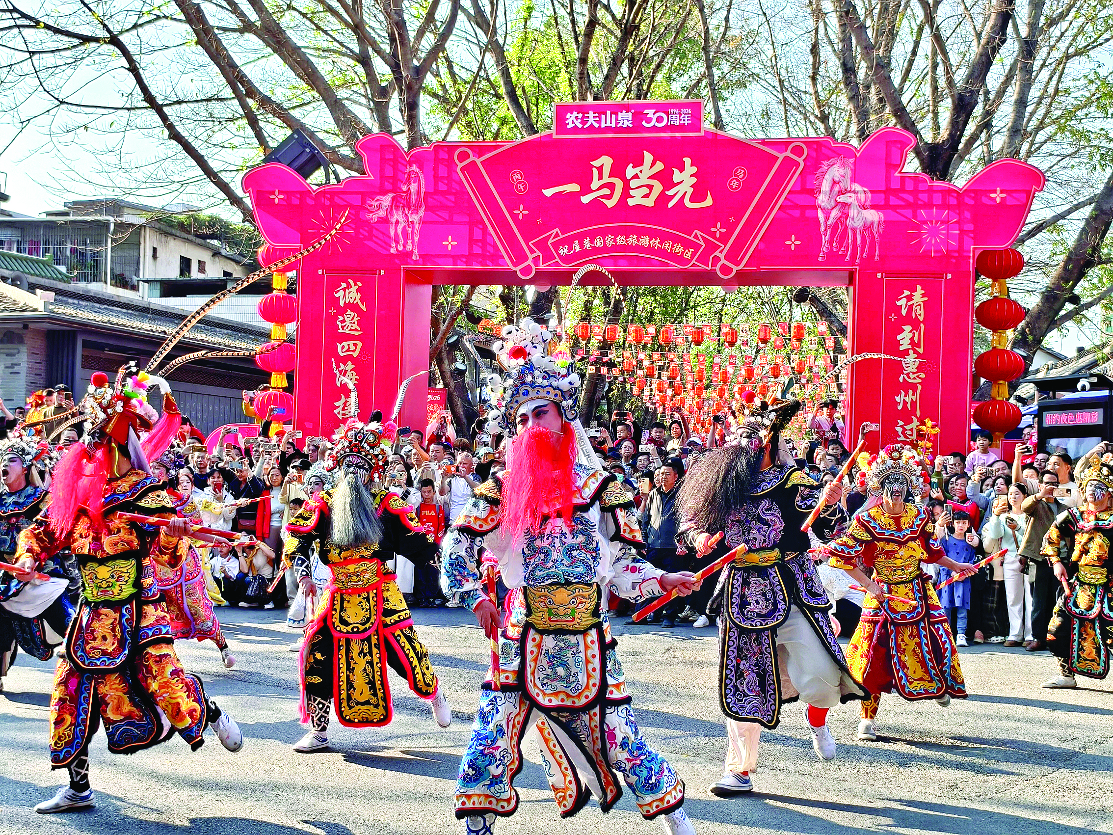     英歌舞搅热祝屋巷。惠州日报记者叶丽莎 摄