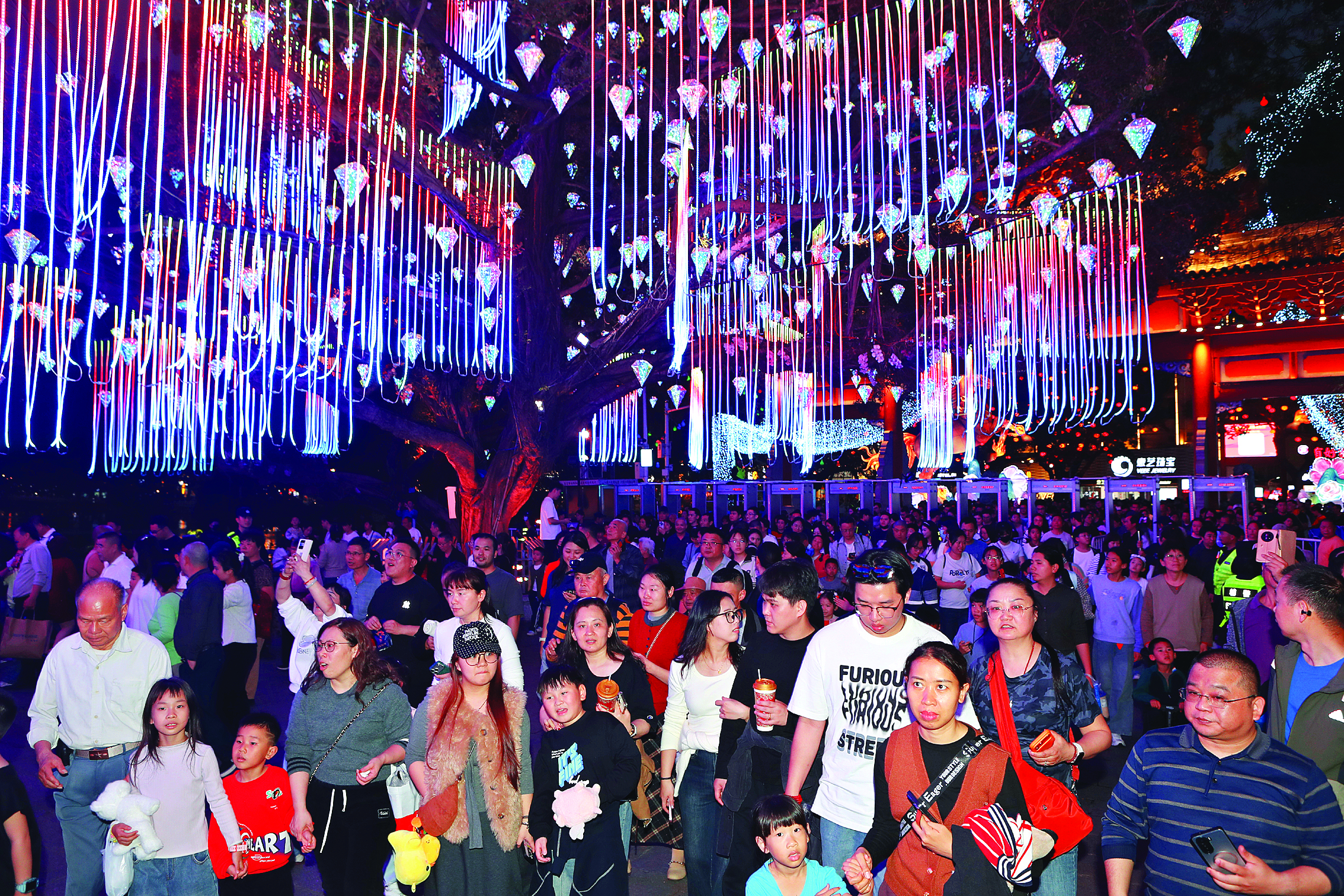     西湖花灯璀璨夺目。