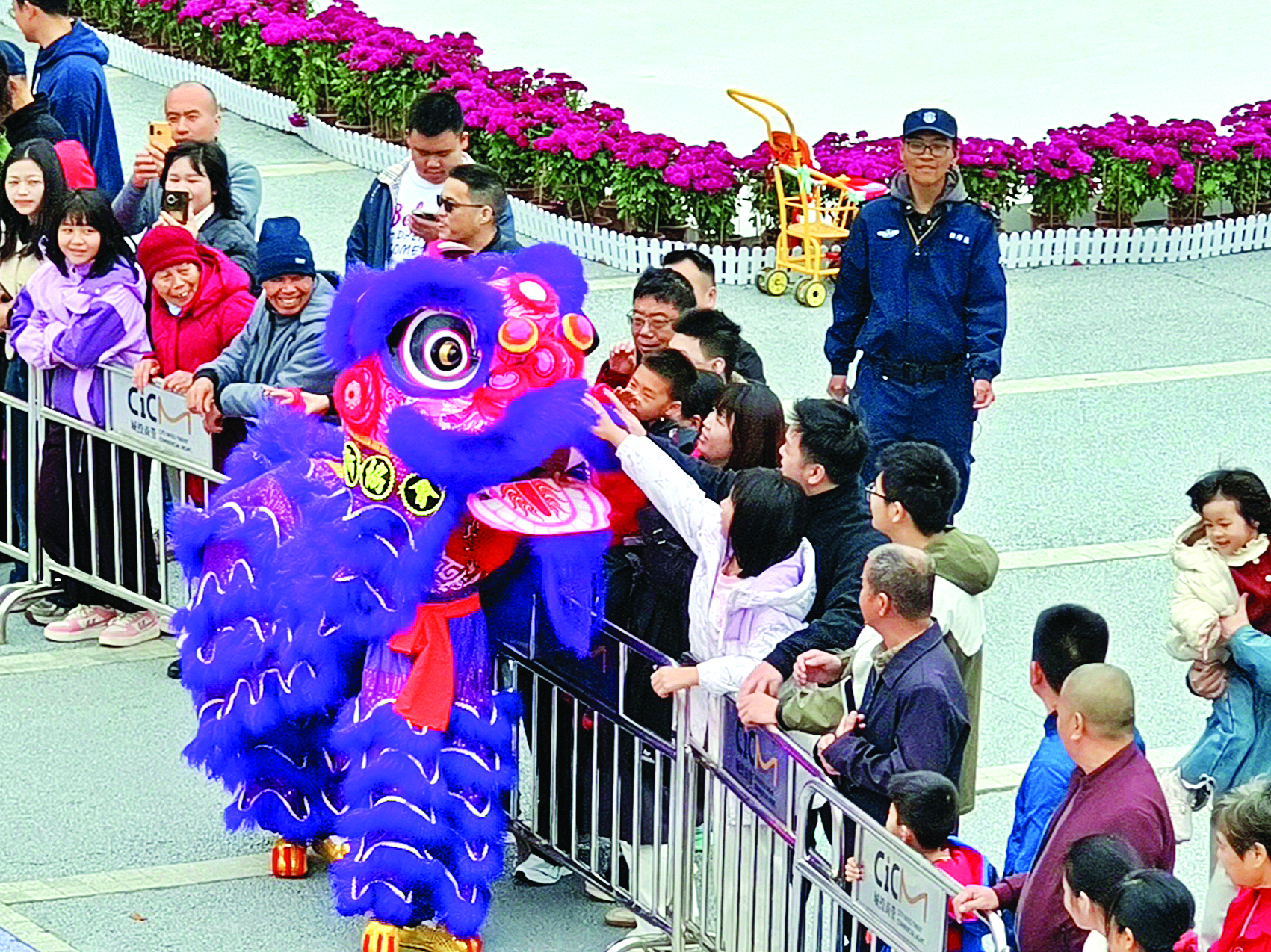     在惠州市儿童公园，市民摸醒狮沾福气。    惠州日报记者叶丽莎 摄