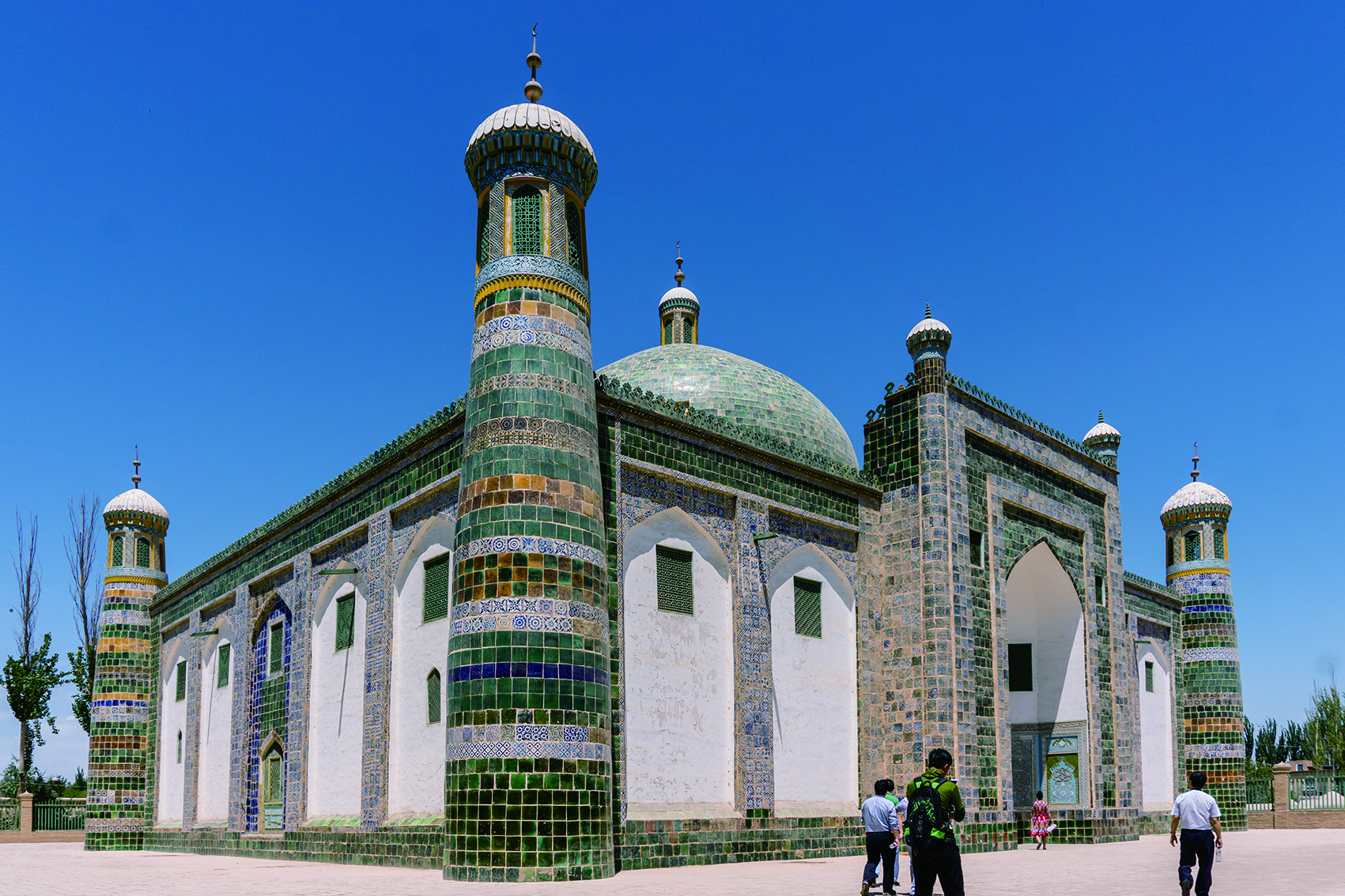     香妃园吸引游客参观，感受西域风情。