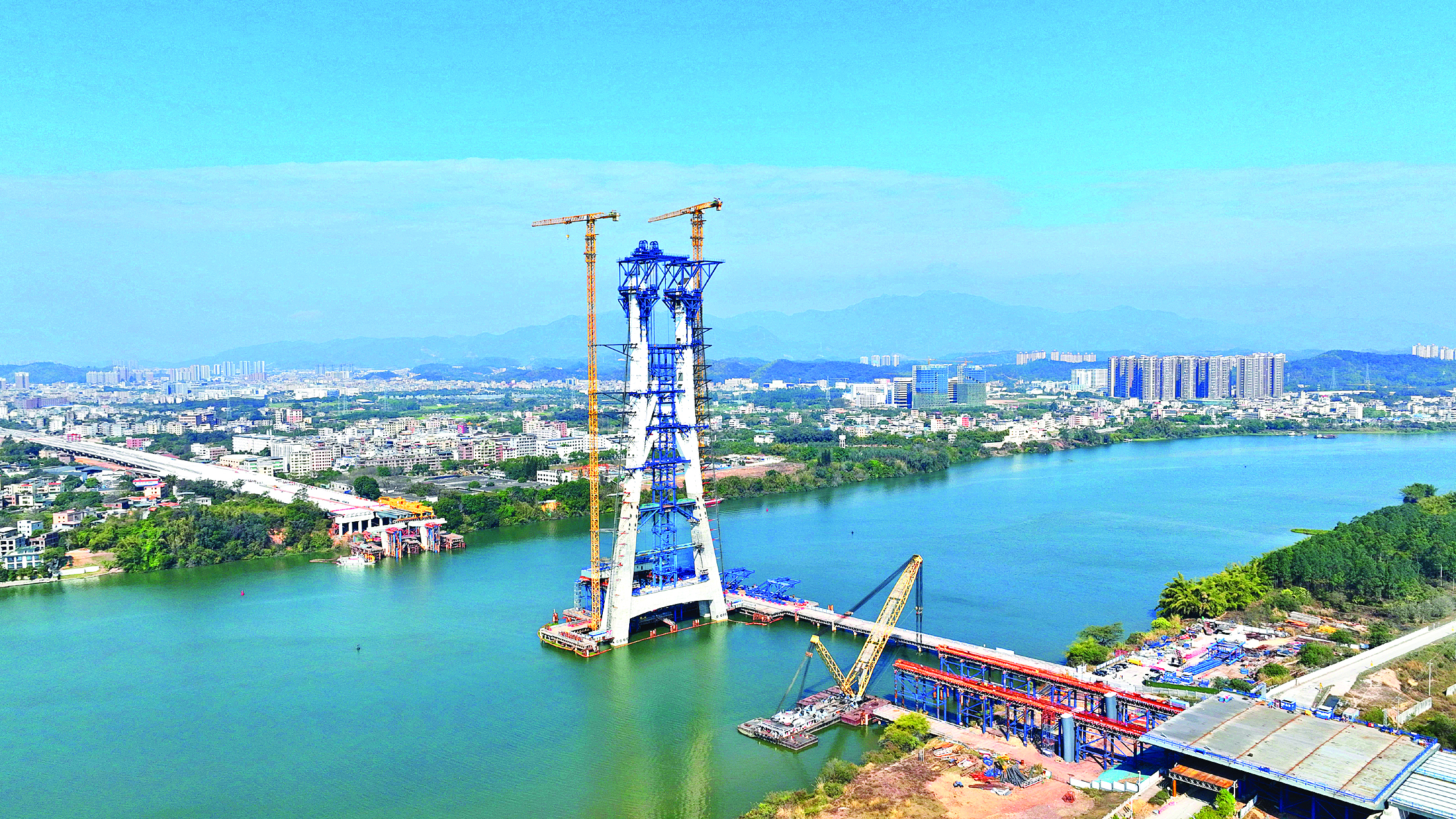     惠霞高速东江特大桥建设现场。本版图片 惠州日报记者张艺明 叶丽莎 黄鑫威 摄