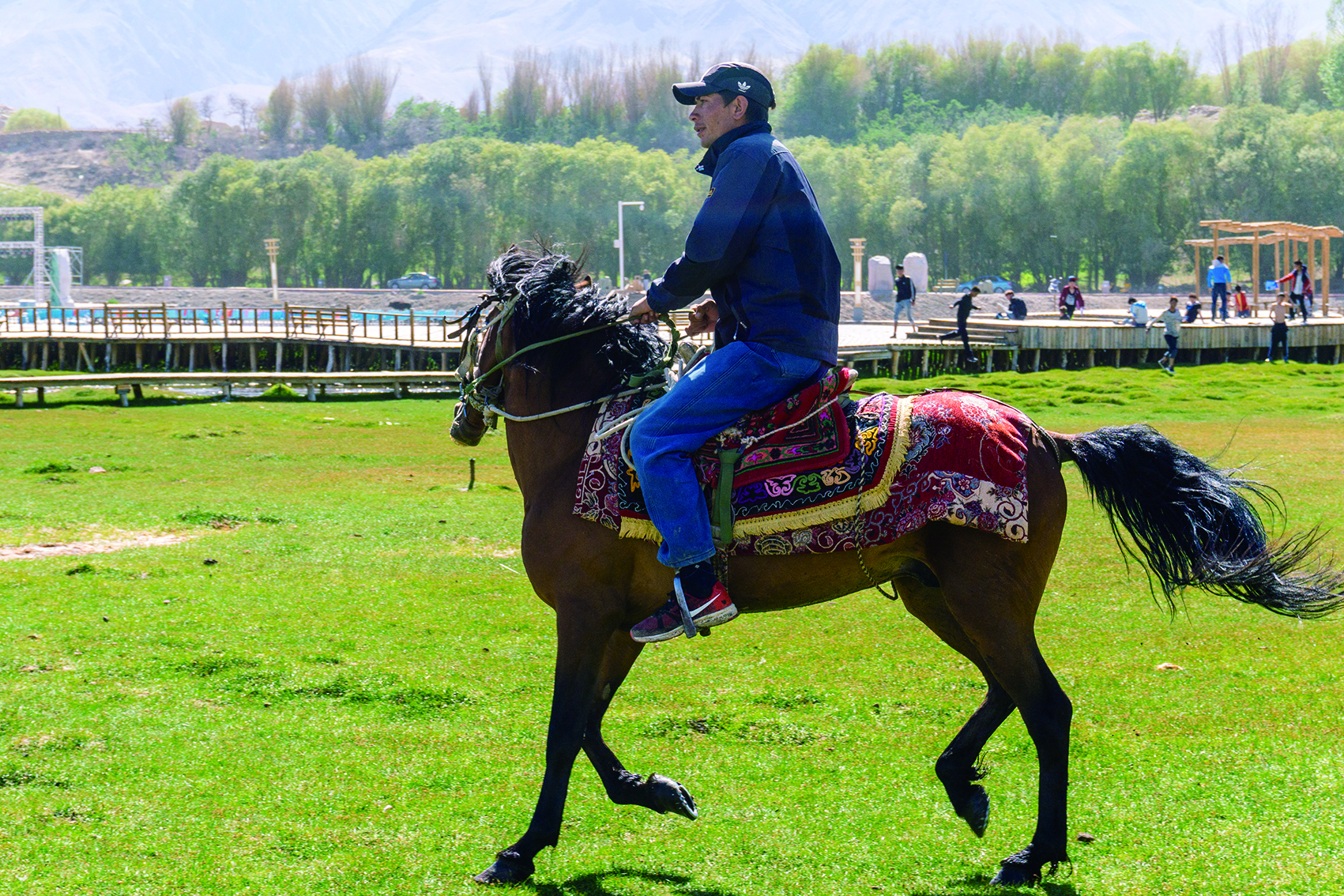     在和煦春风中感受新疆的独特风情。