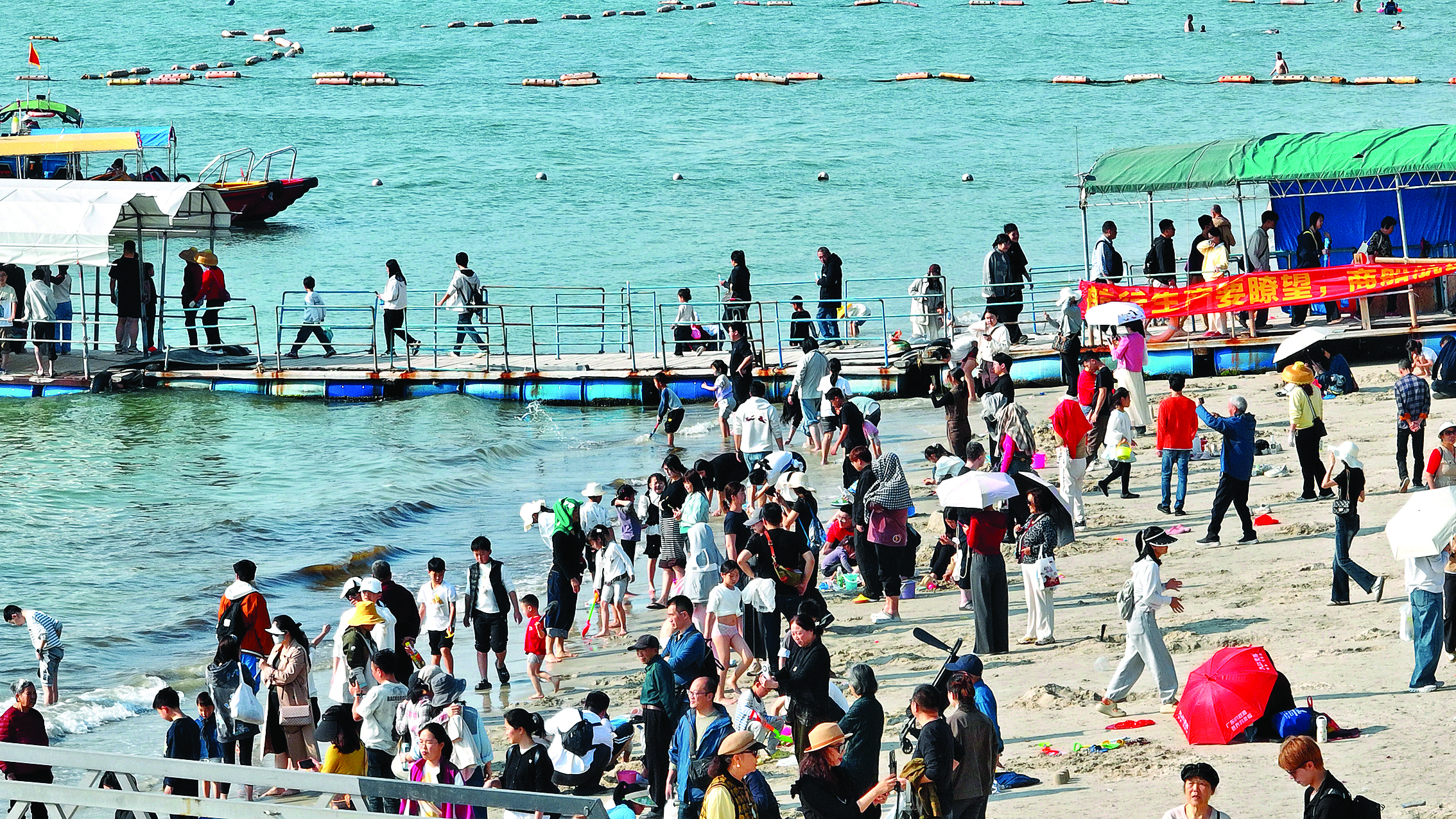    在巽寮湾，游人踏浪赏景，乐享滨海年味。惠州日报记者张艺明 摄