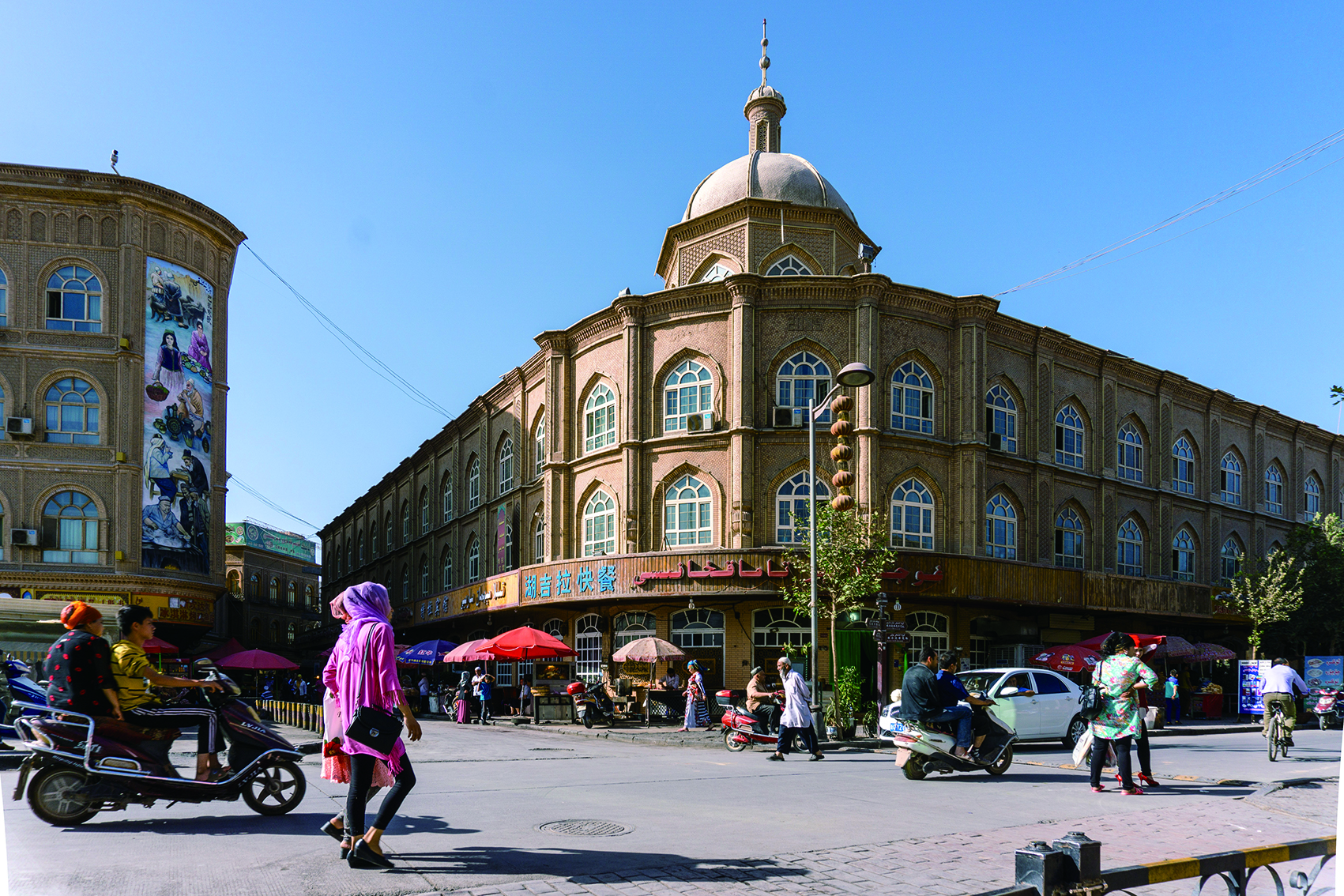     漫步在喀什古城中感受独特人文气息。