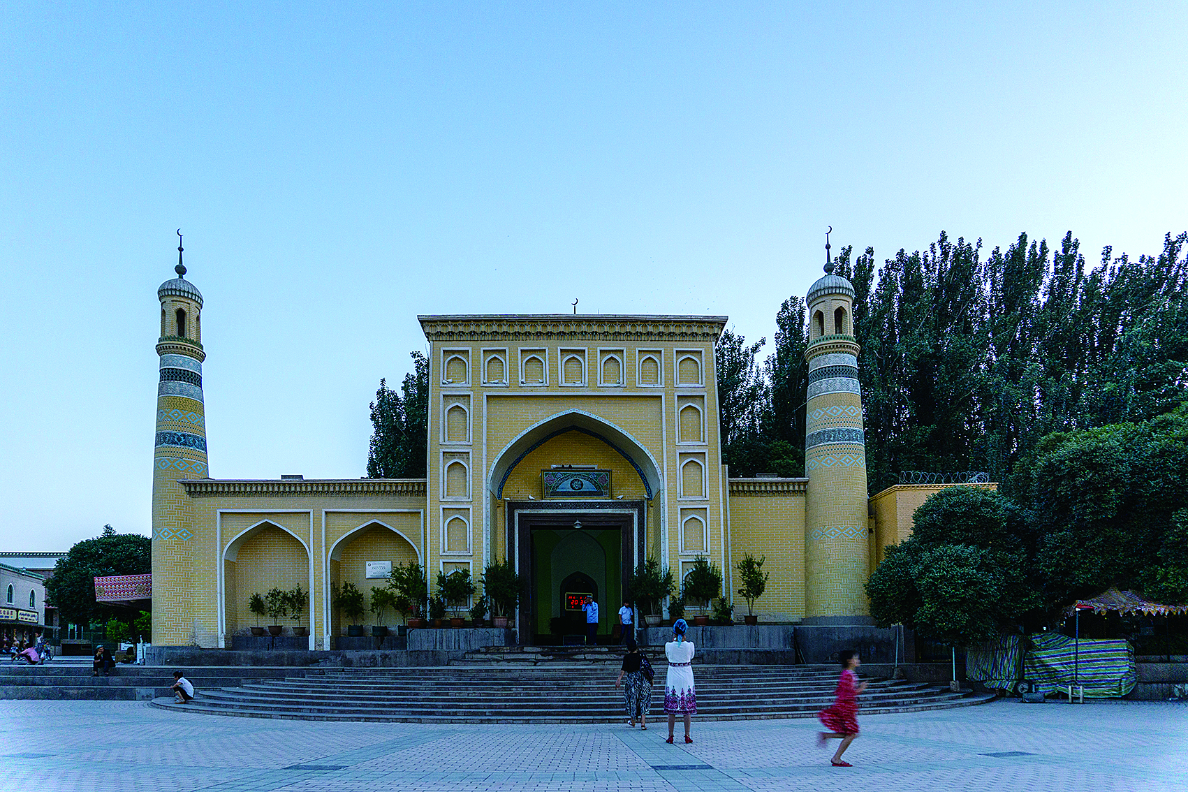     艾提尕尔清真寺吸引游客打卡。