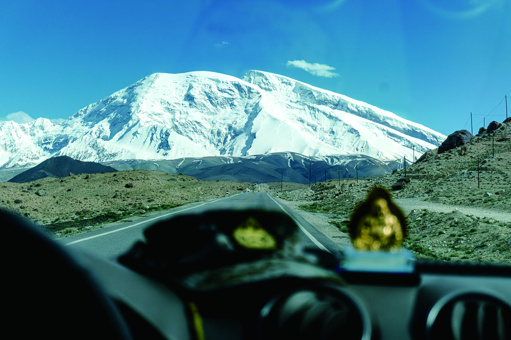     沿中巴友谊公路一路驰骋。