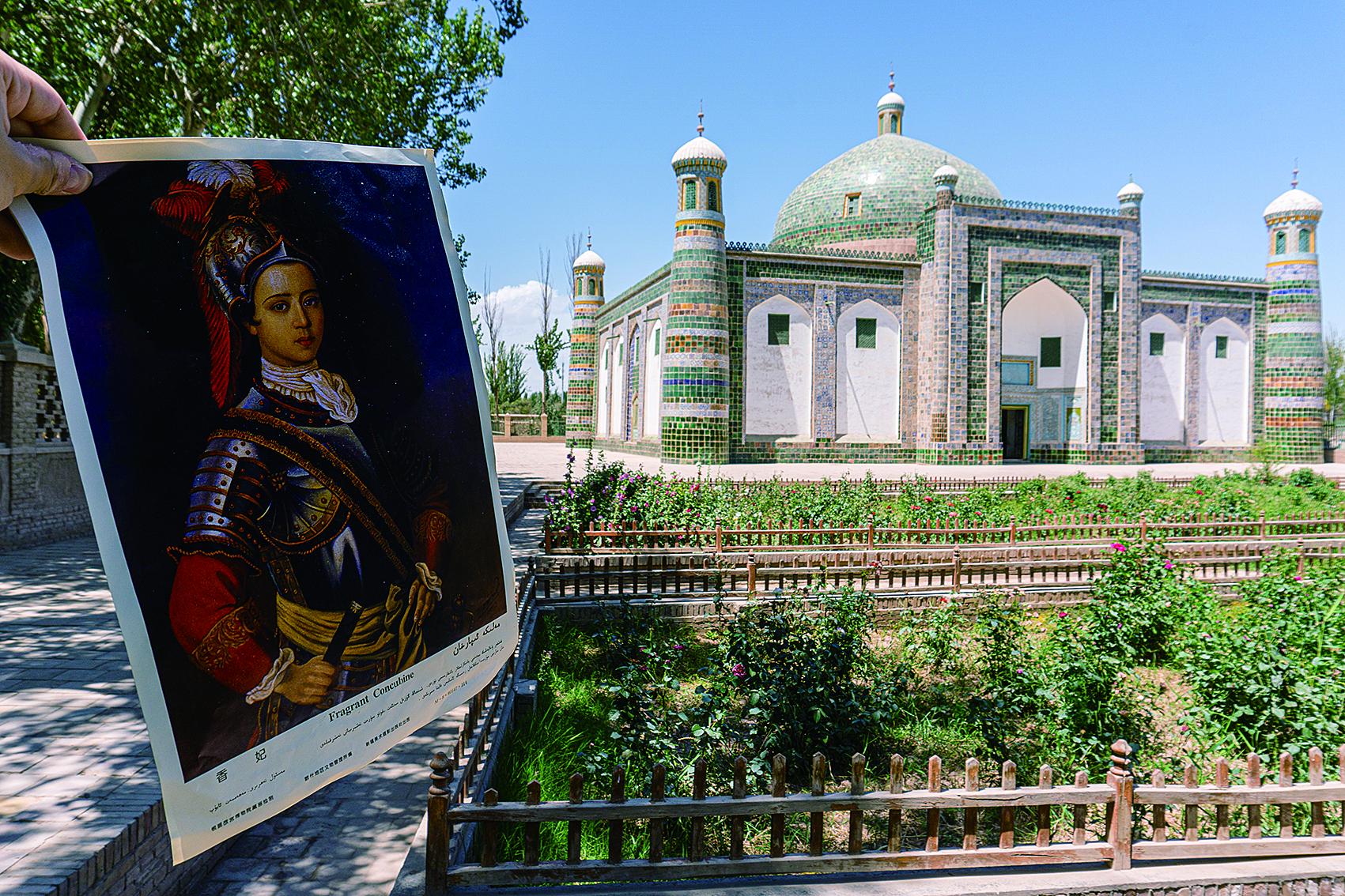     香妃园以300亩宏大规制再现香妃的传奇一生。