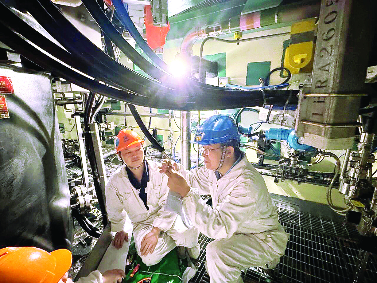     在广东太平岭核电基地，工作人员正凝神专注于核心仪表的“健康诊断”。    惠州日报记者刘豪伟 通讯员赖远志 摄