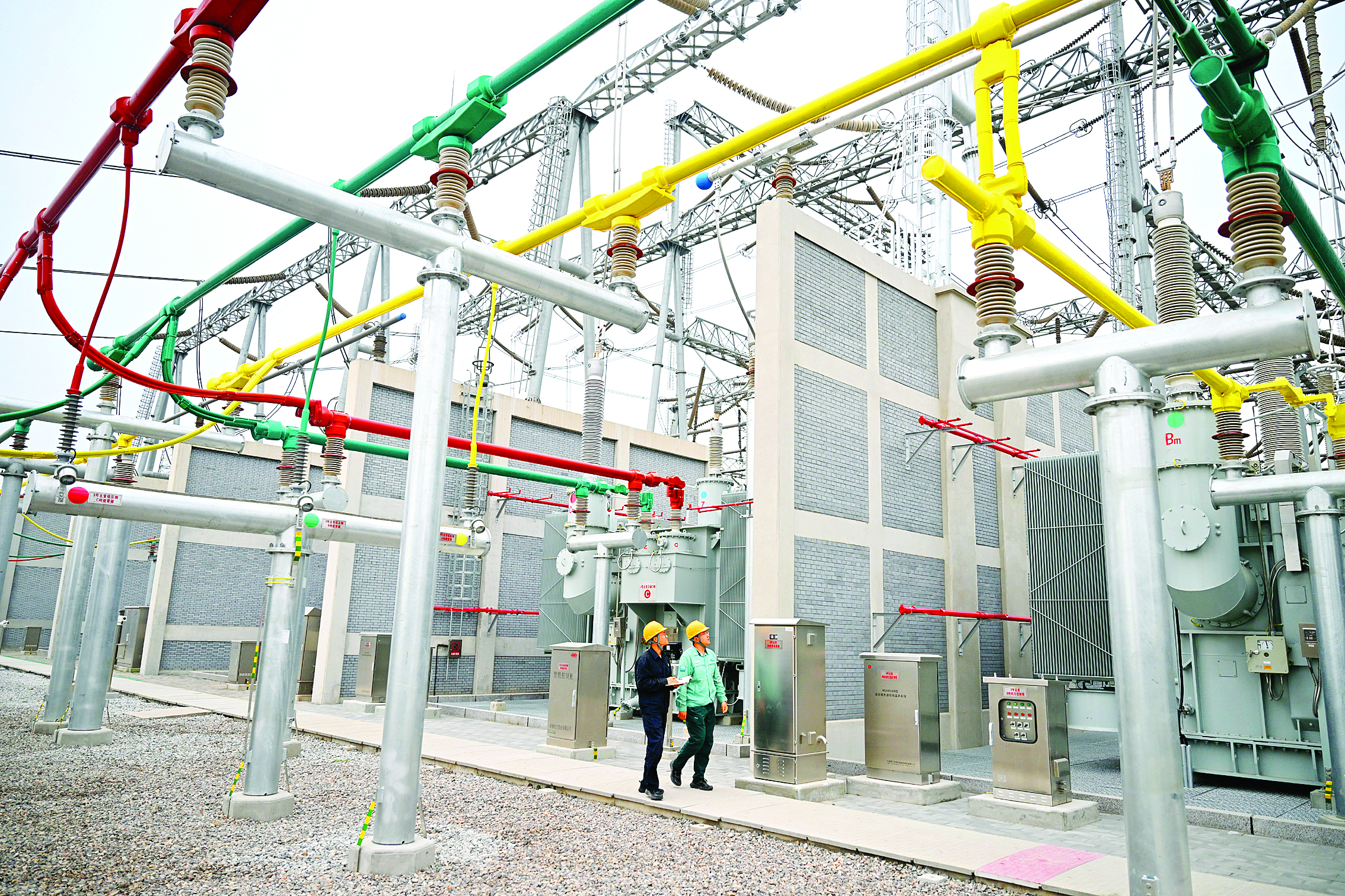    国网河北省电力有限公司工作人员在瀛州500千伏超高压变电站内巡检。    新华社发