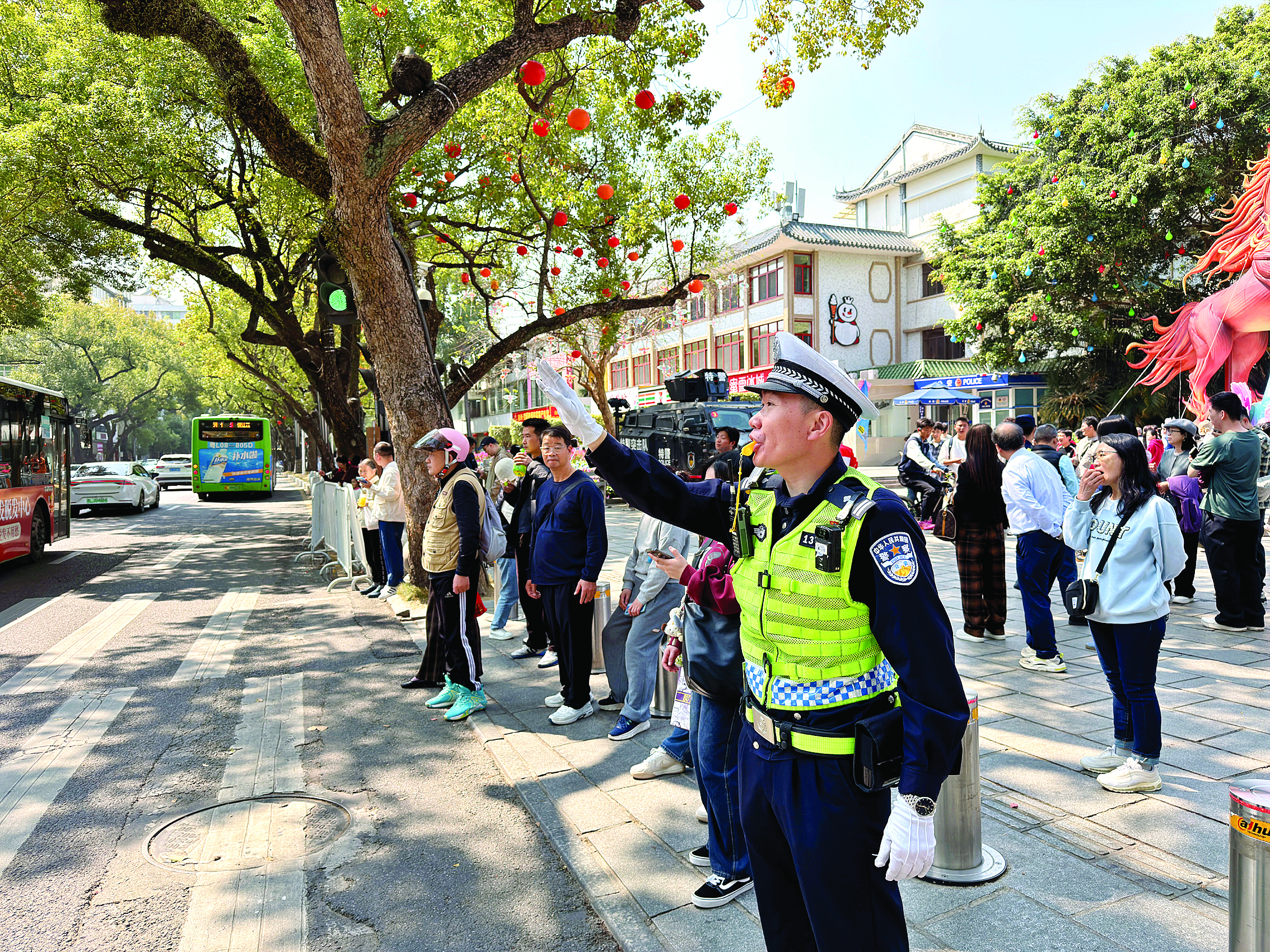     交警在惠州西湖平湖门路口值勤。惠州日报记者张艺明 摄