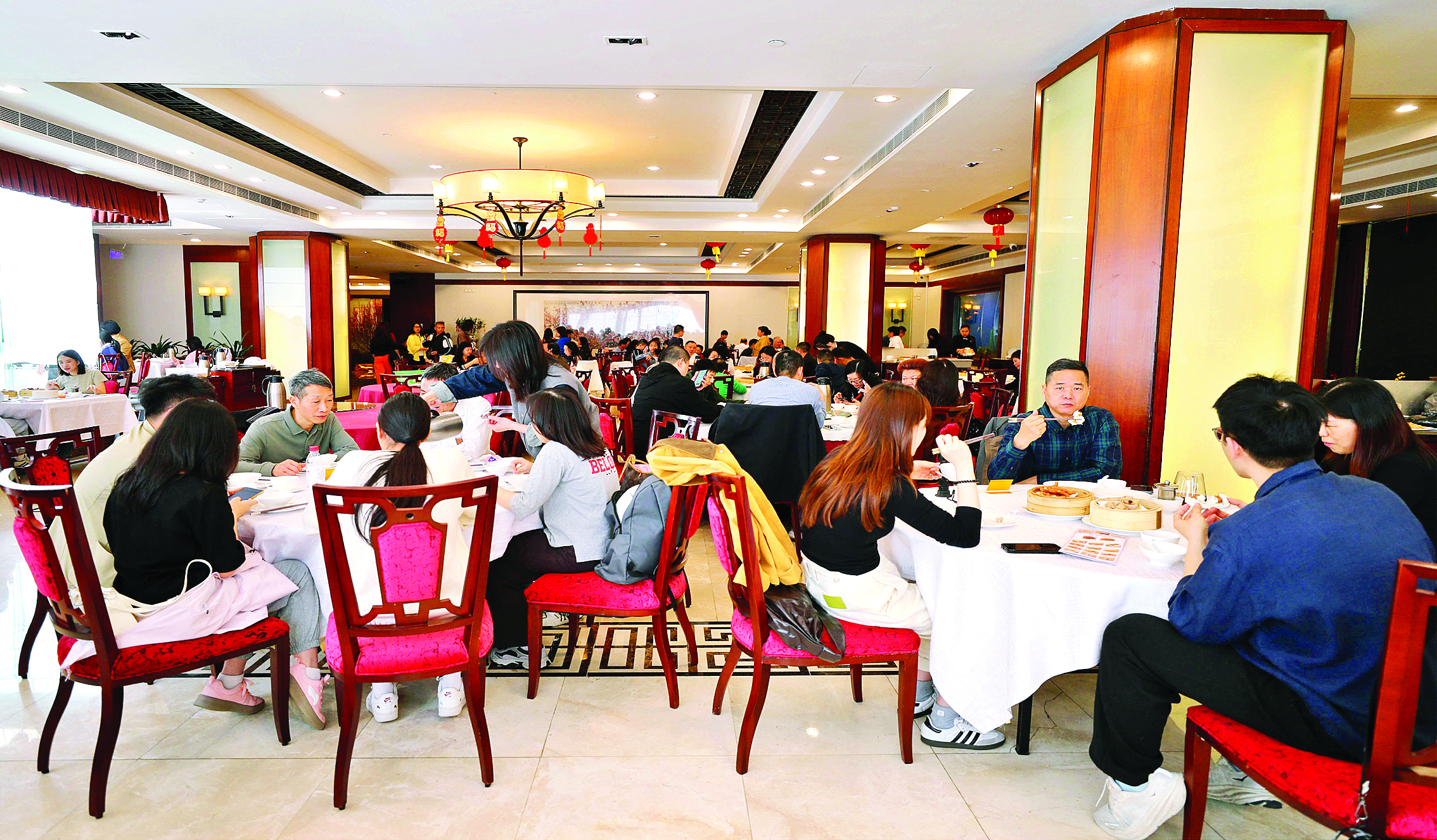     春节期间，酒店早茶人气旺。惠州日报记者杨建业 摄