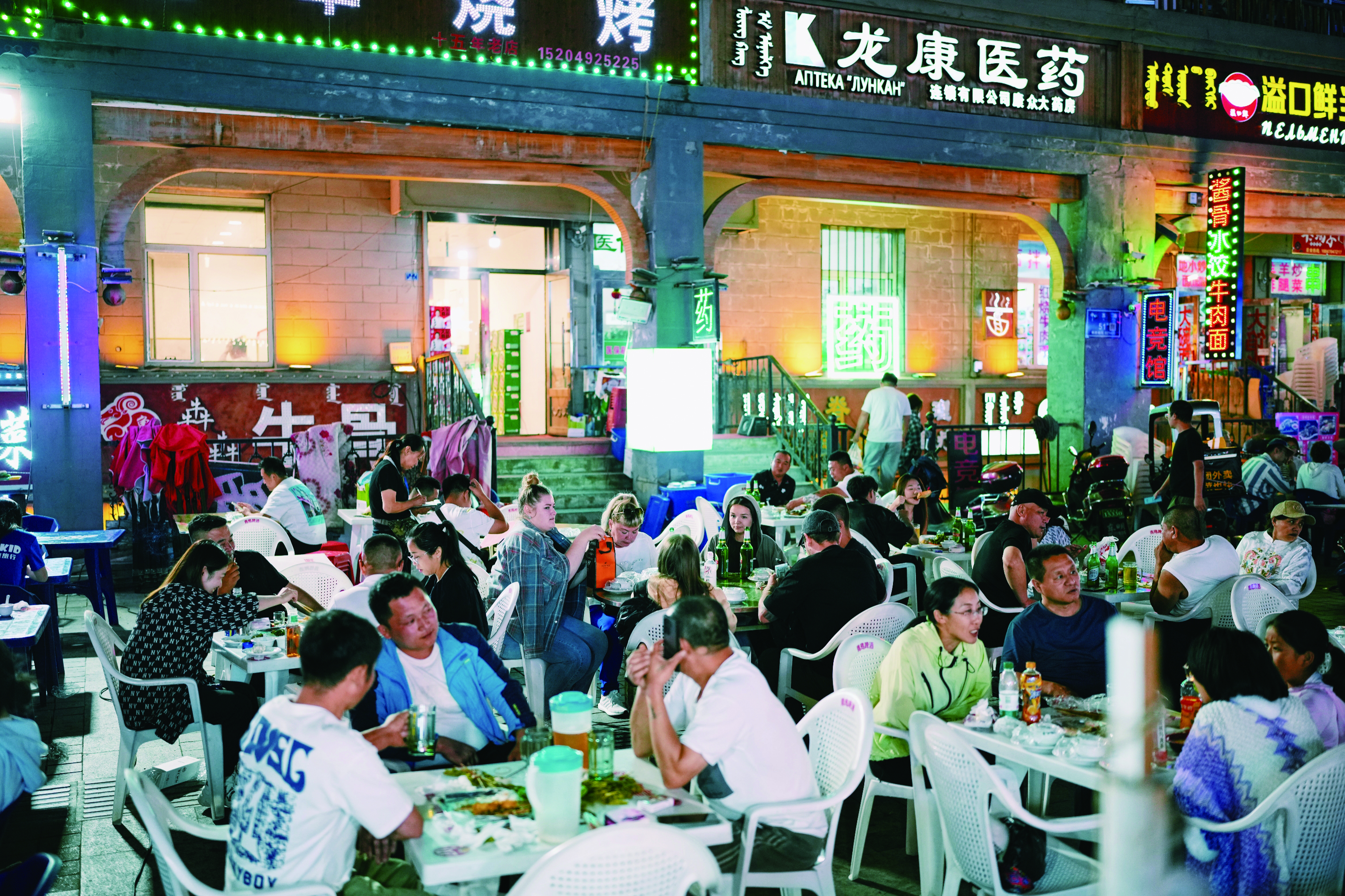     品尝各地美食的同时不忘守护肠道健康。