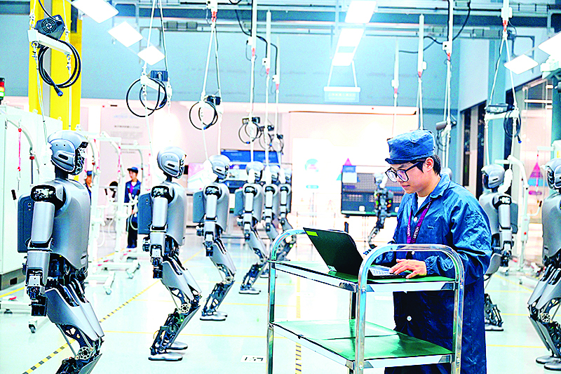     广西柳州市北部生态新区机器人产业园工人正在检查即将下线的工业版人形机器人。 新华社发