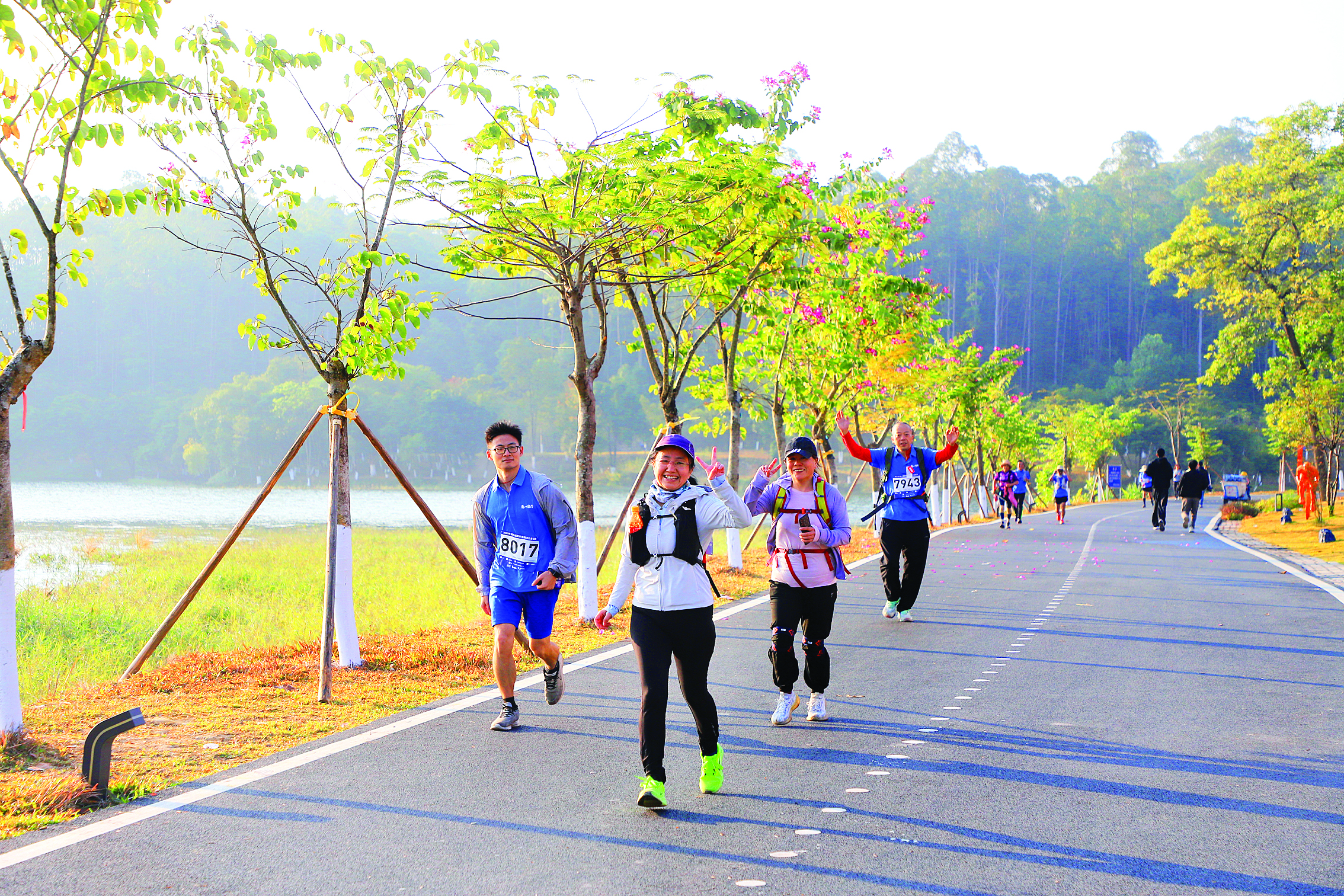     徒步爱好者在位于横河镇郭前村的显岗水库绿道游玩。惠州东江图片社供图