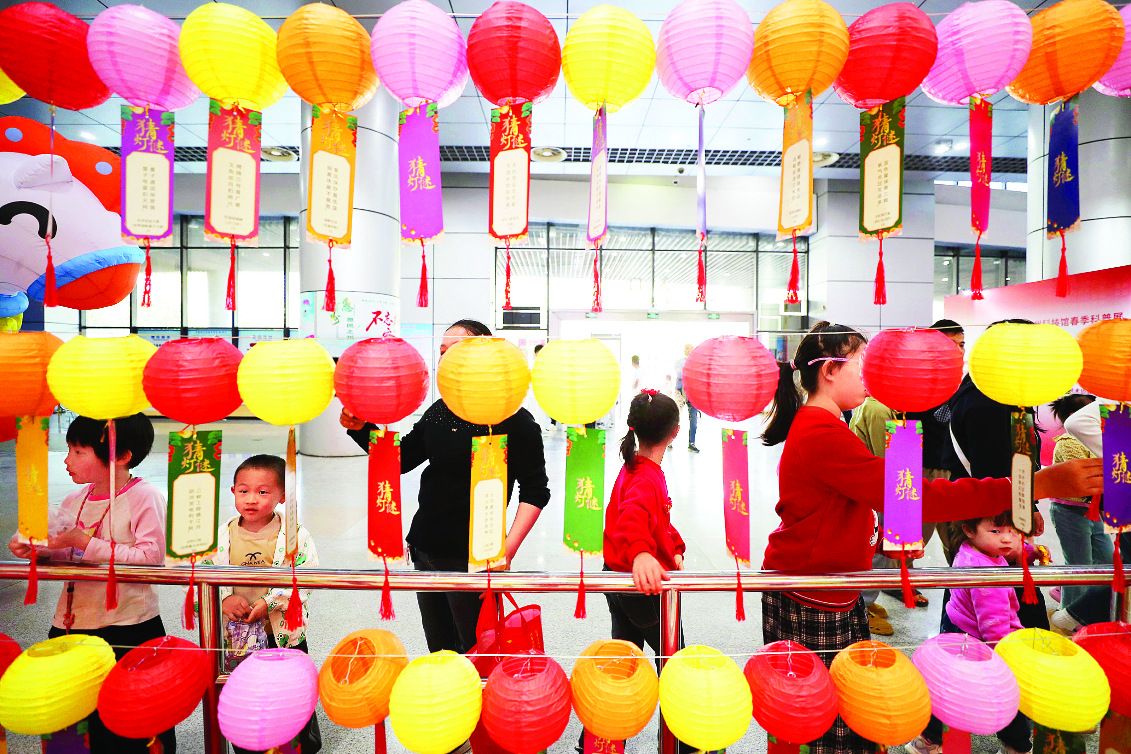 <p>    春节期间，惠州科技馆举行猜灯谜活动。</p>