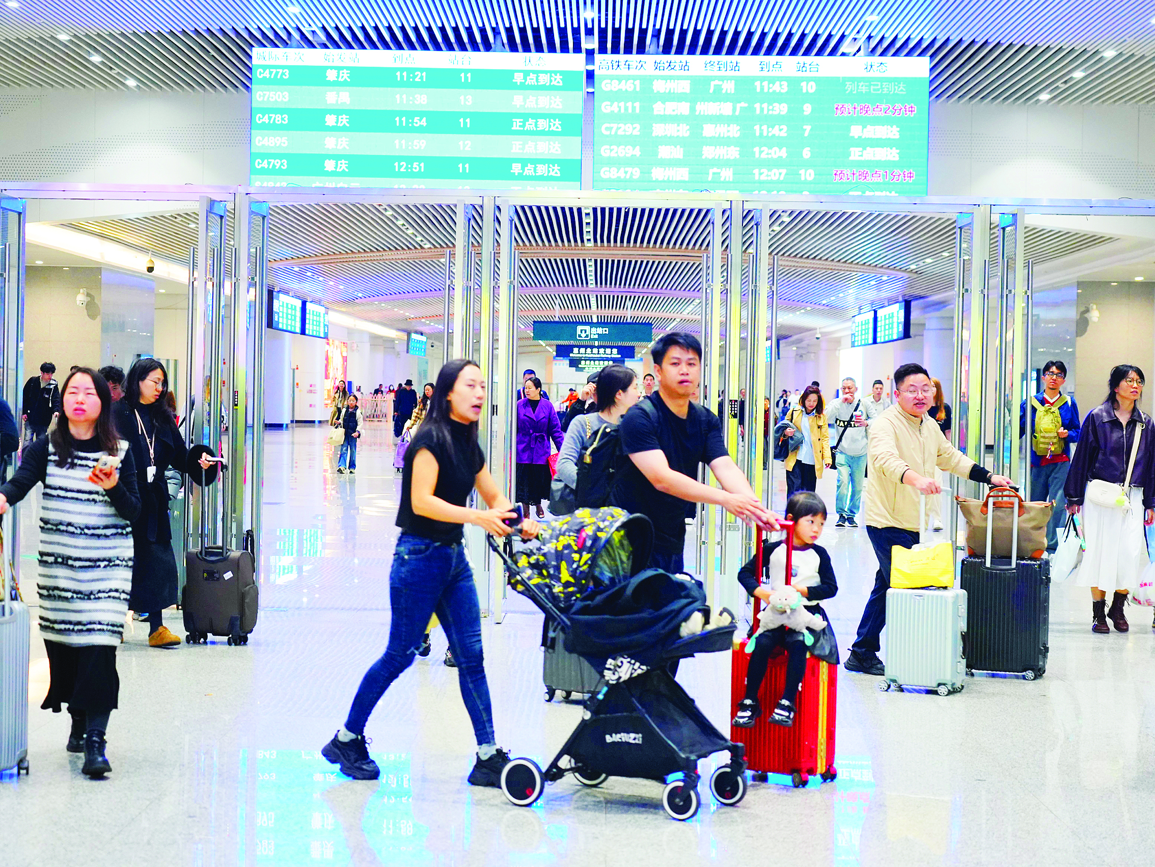 <p>    大批旅客乘坐高铁到达惠州北站。本组图片 惠州日报记者杨建业 李苗 张艺明 摄</p>