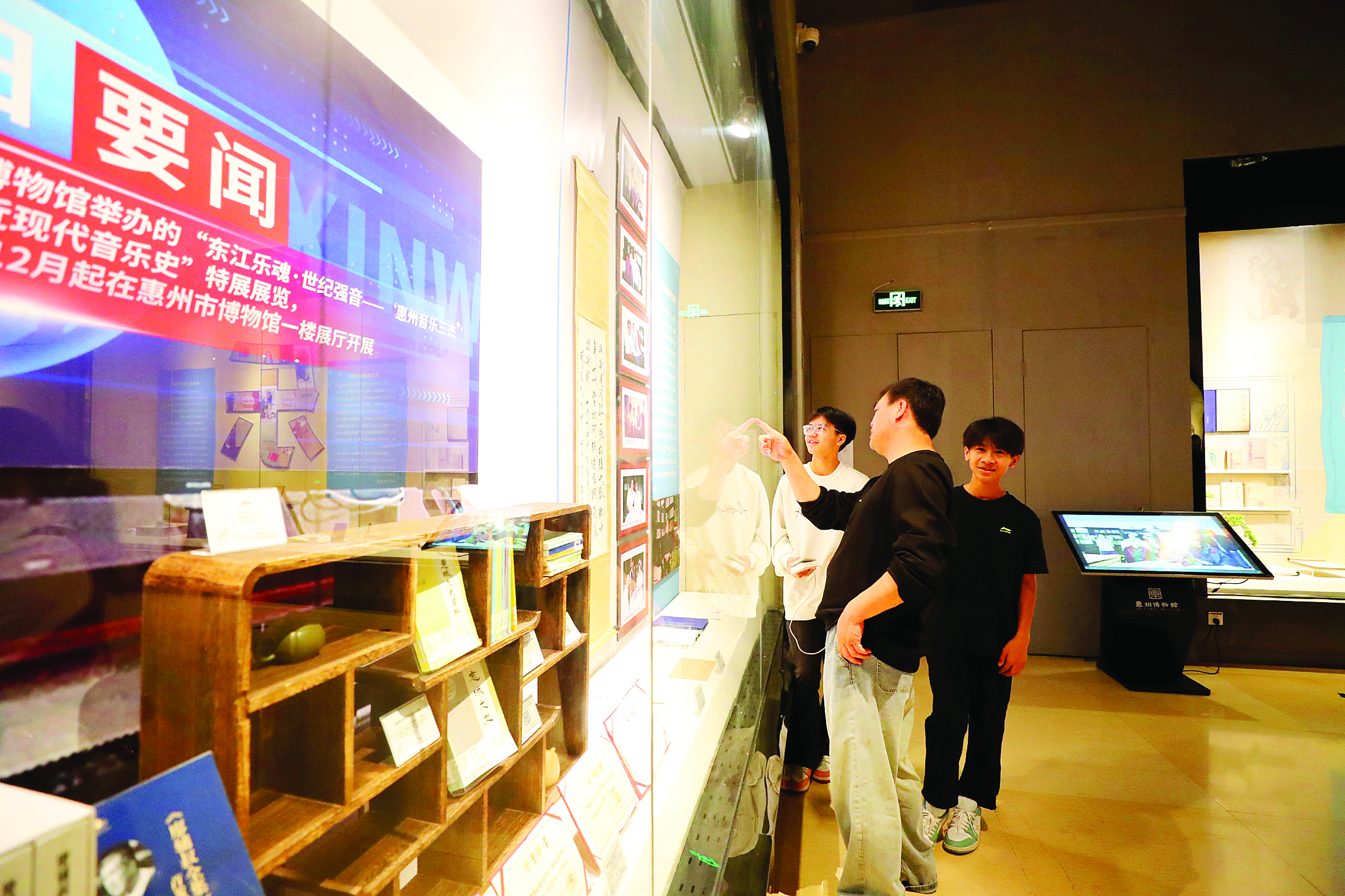 <p>    游客在惠州博物馆观看展览。</p>