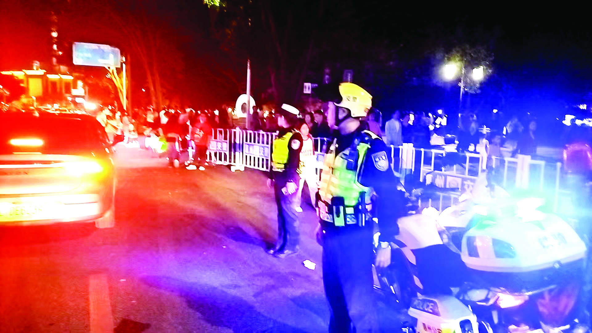     交警在惠州西湖慈云路口值勤。惠州日报记者刘豪伟 通讯员林炳东 摄