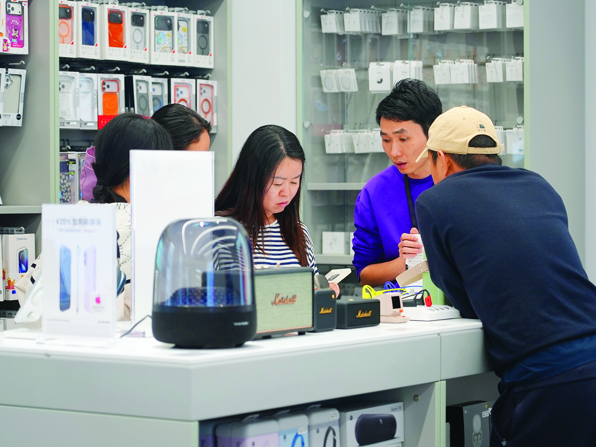     市民在选购数码产品。惠州日报记者吴祖卫 摄