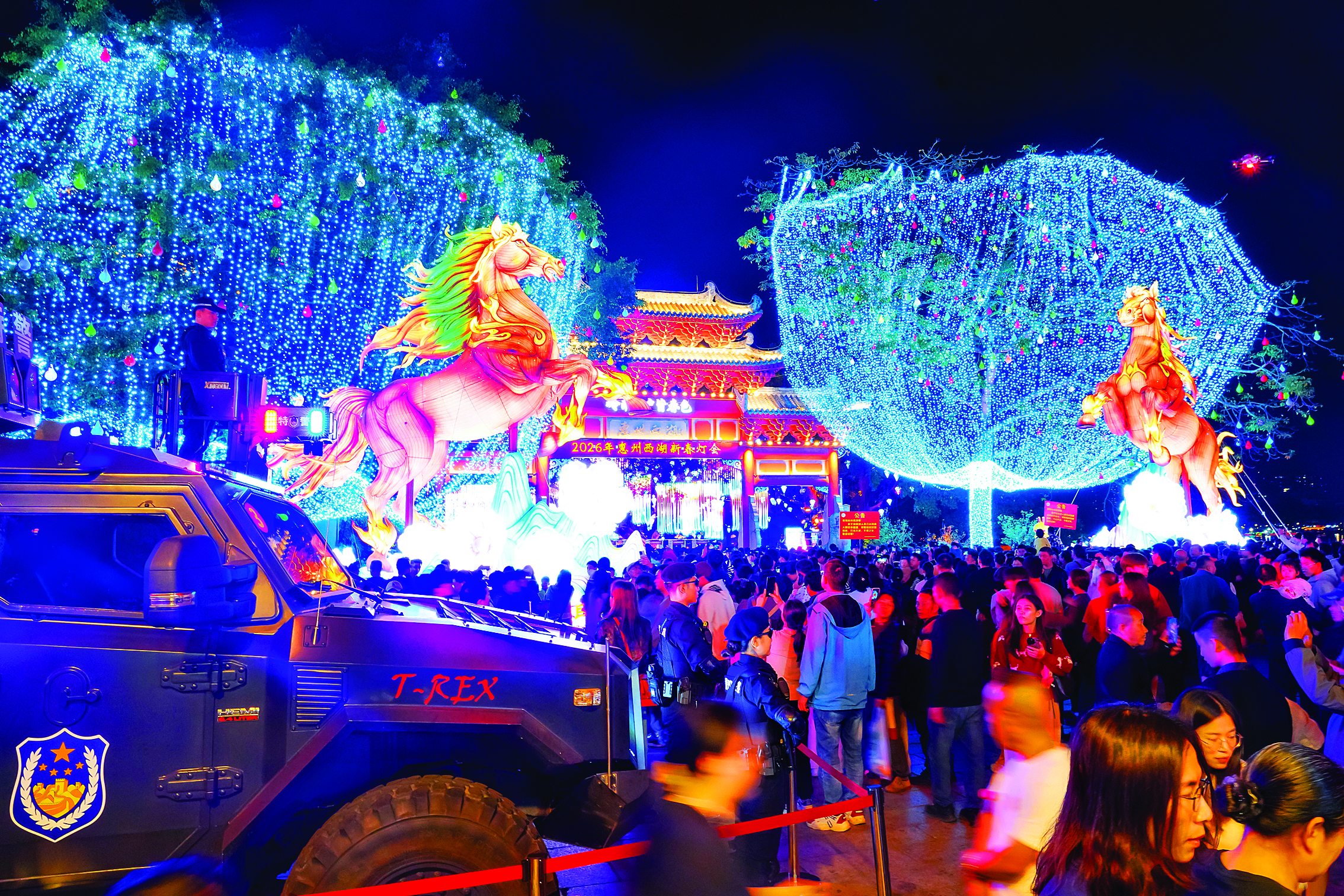     惠州公安强化西湖新春灯会安保工作。