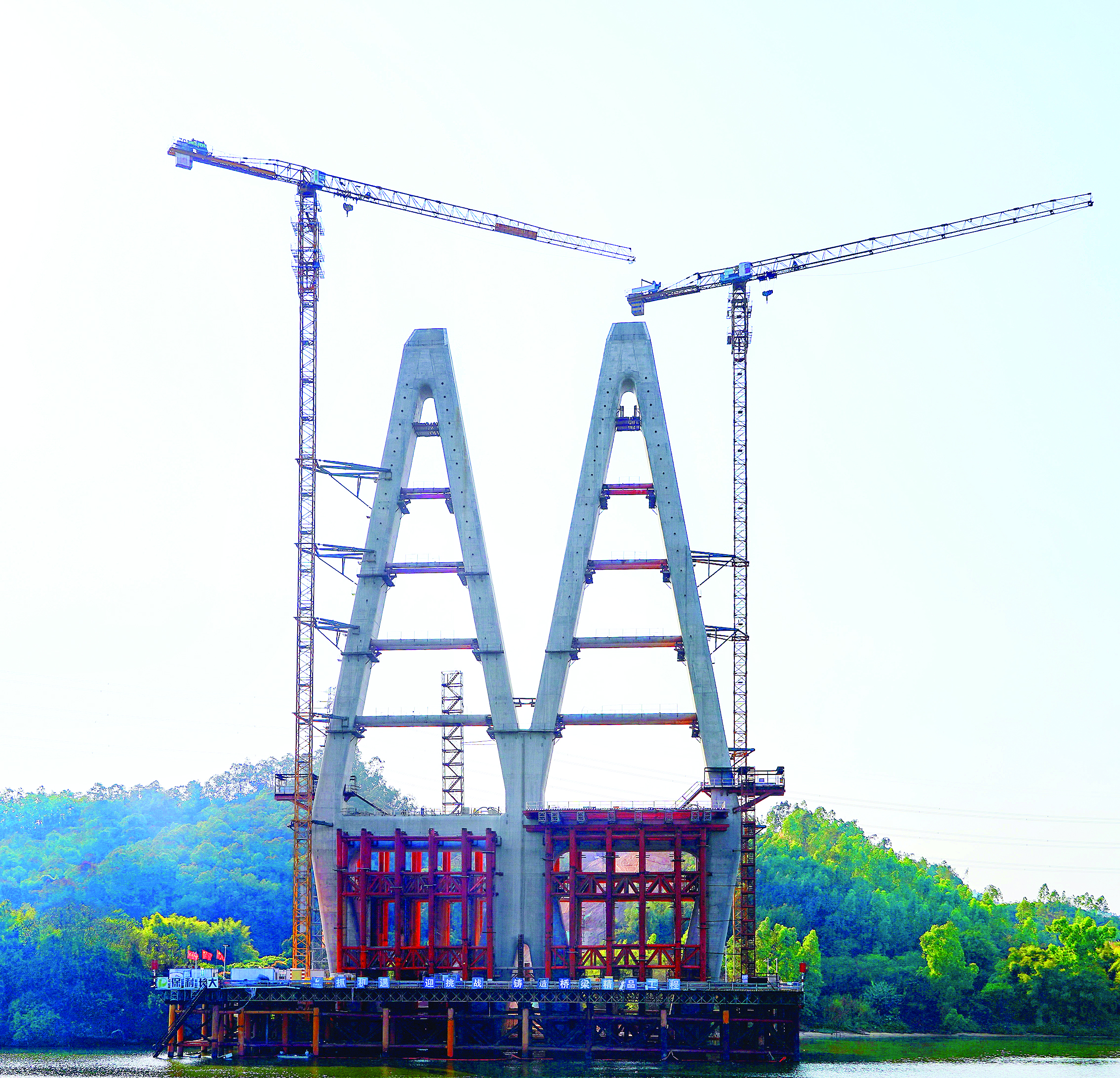     惠肇高速项目现场工人加紧施工。