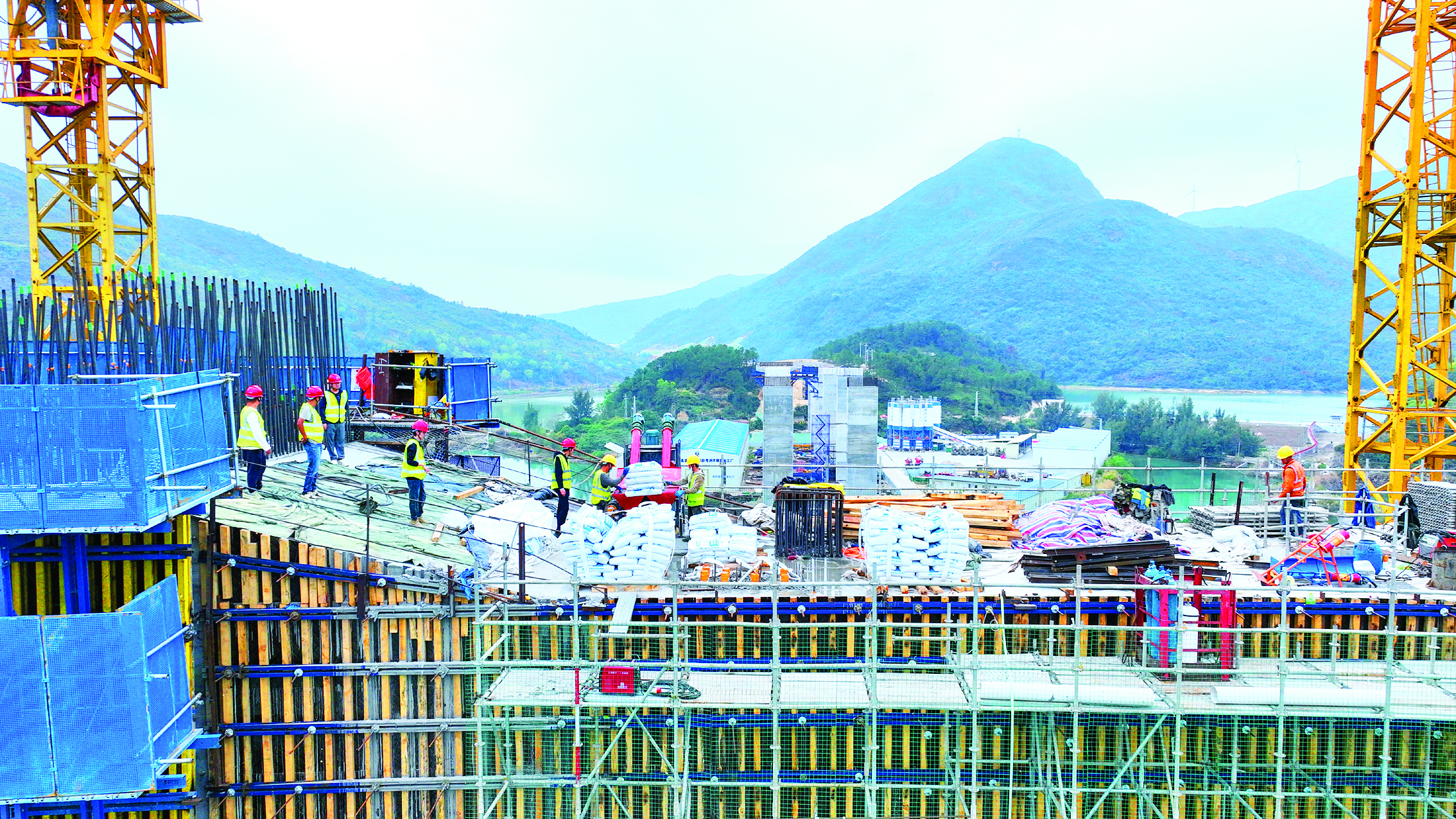     环岛高速考洲洋大桥施工机械轰鸣作响，建设者奋战一线。