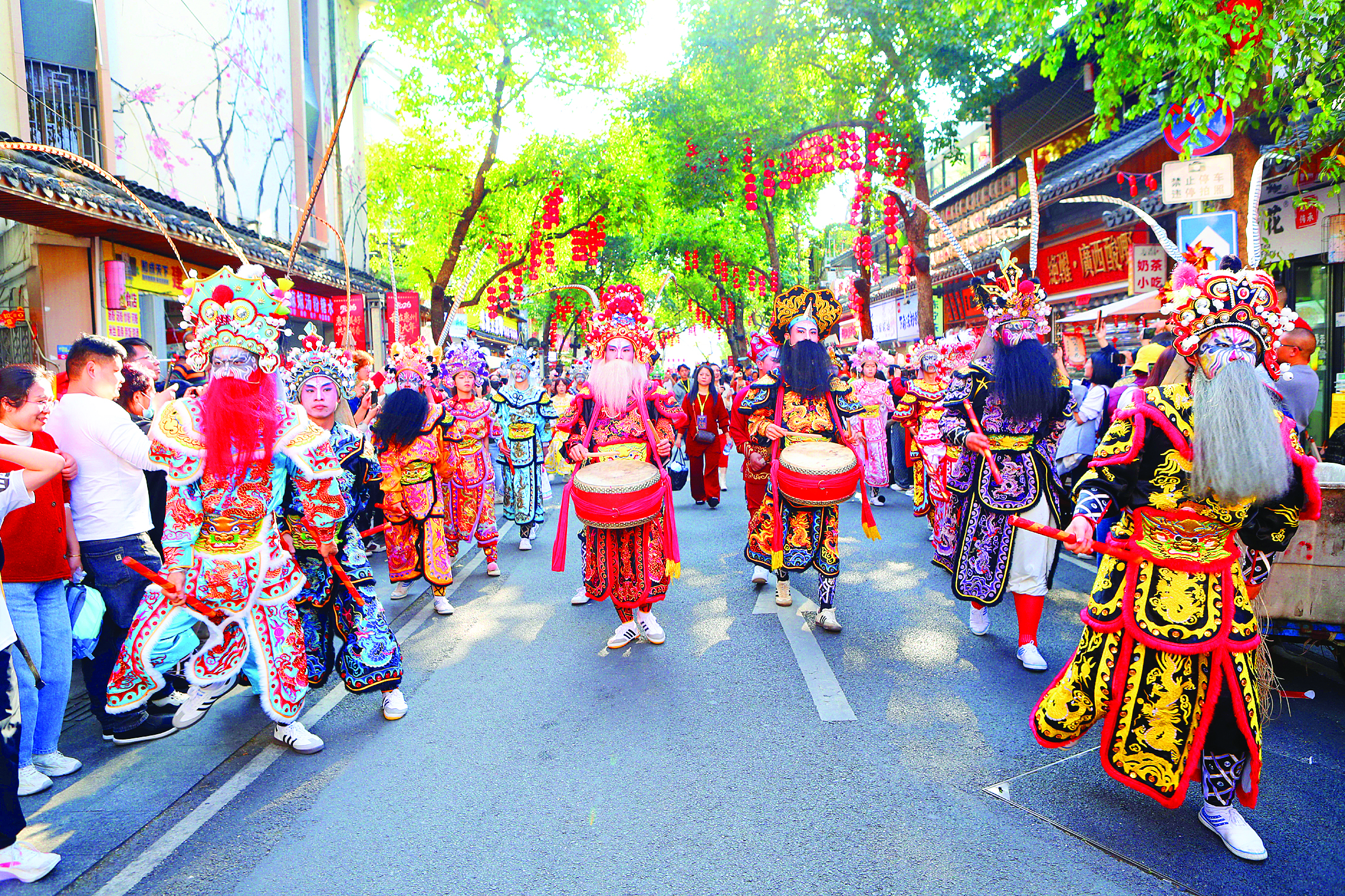     春节期间，英歌舞搅热惠州祝屋巷。惠州日报记者钟畅新 摄