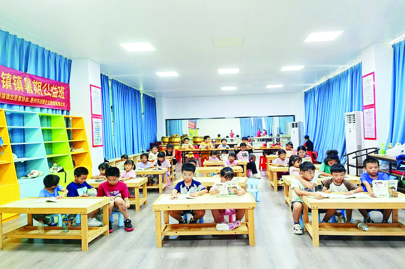 <p>    孩子们在乡村少年宫学习。</p>