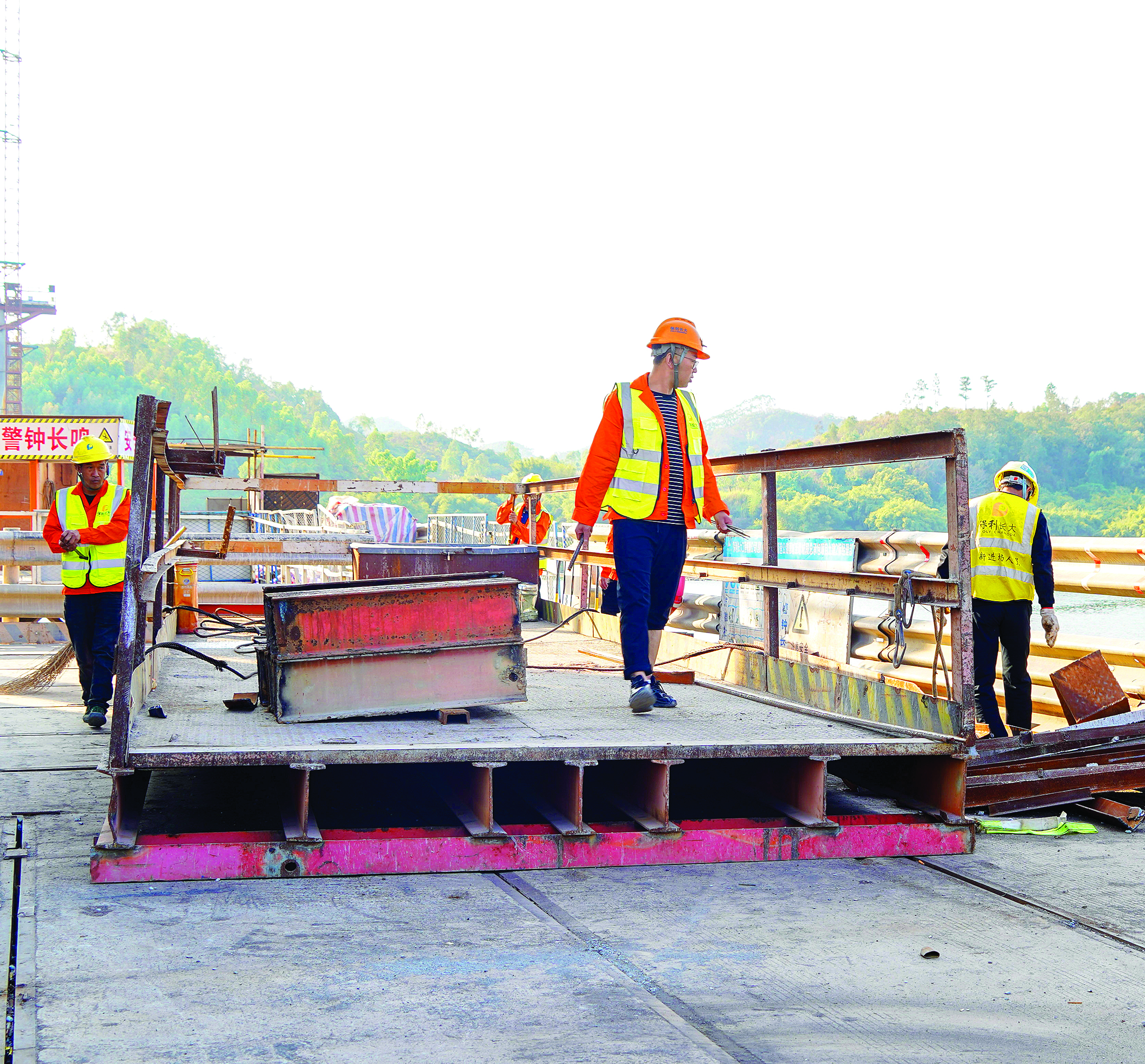     惠肇高速项目现场工人加紧施工。