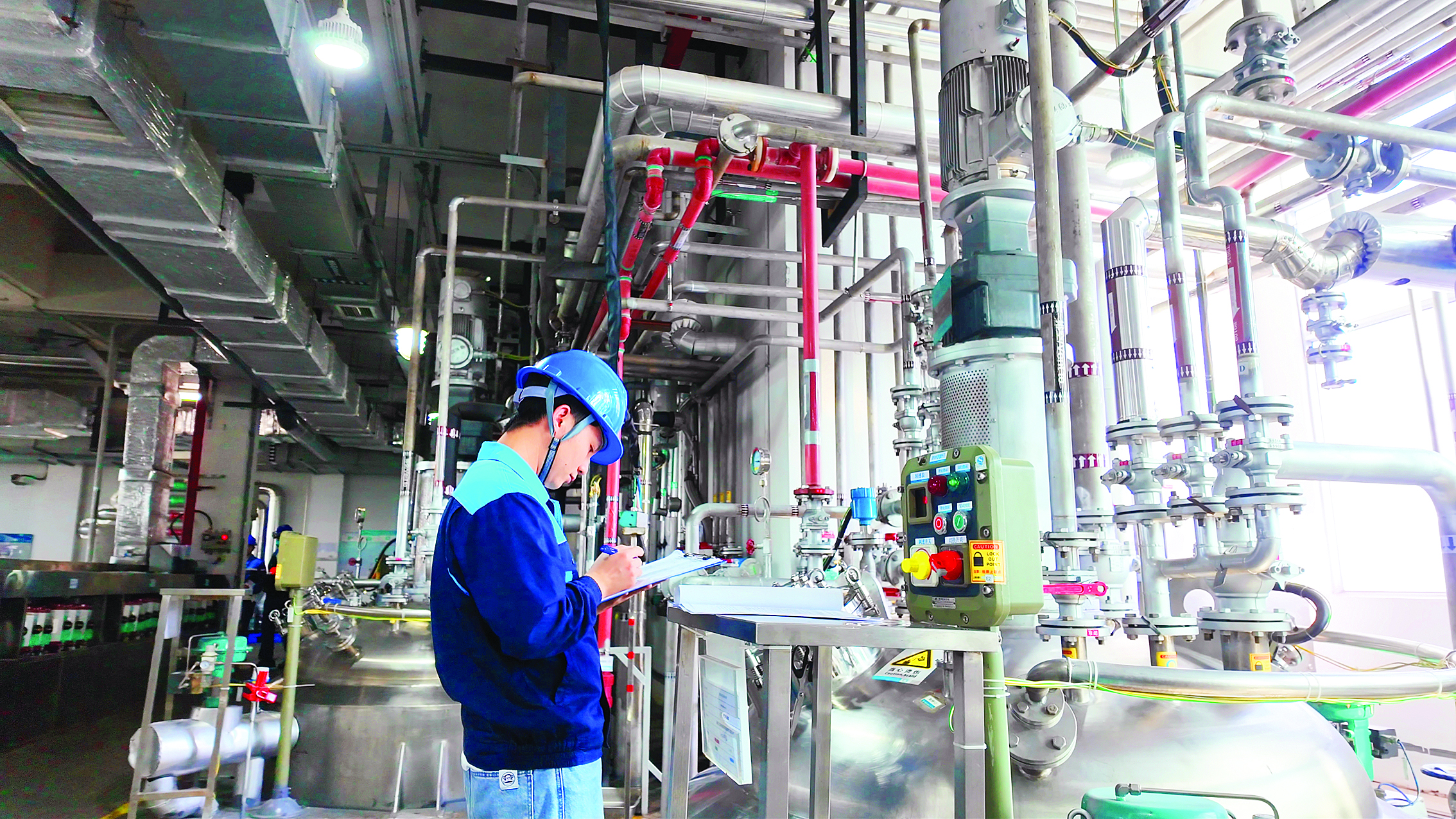     惠州信立泰药业有限公司春节不停工，员工留岗赶生产。惠州日报记者匡湘鄂 摄