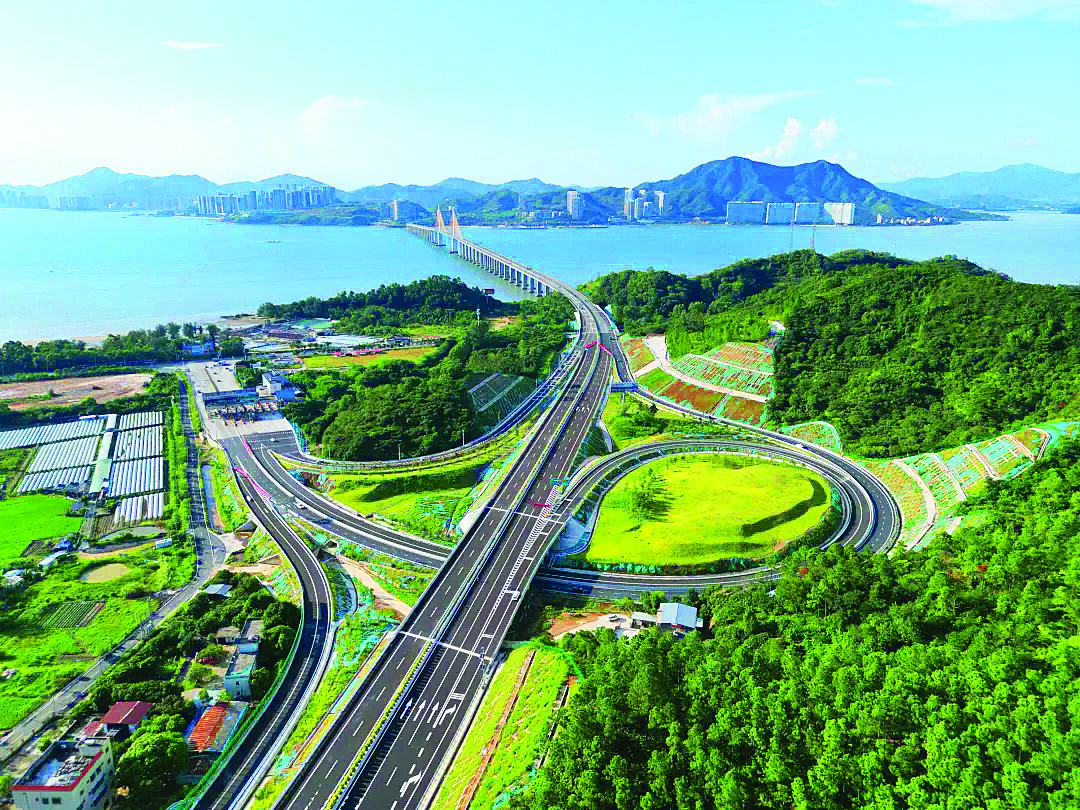     我市高水平推进稔平半岛开发建设。这是去年通车的稔平环岛高速先行段。惠州东江图片社供图