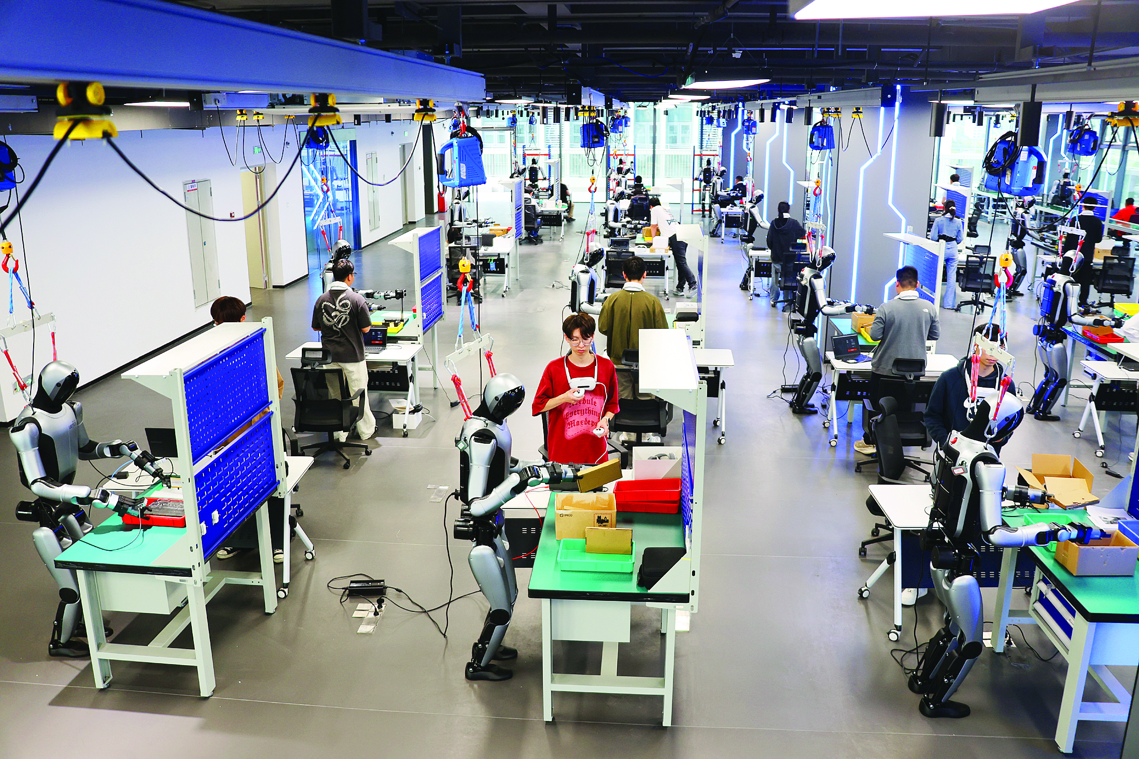 <p>    惠州市惠阳区惠阳异构具身智能训练场，机器人数据采集员在认真训练人形机器人并采集相关数据。</p>