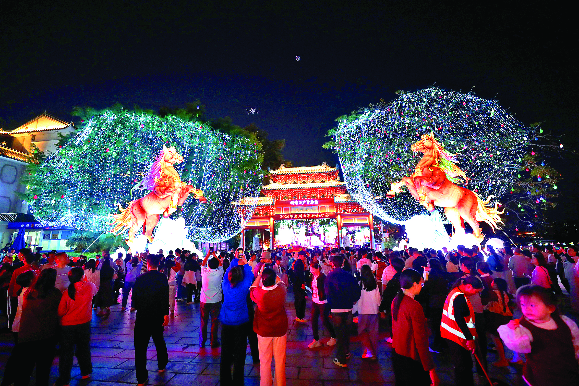     惠州西湖新春灯会现场游人如织。  惠州日报记者张艺明 摄