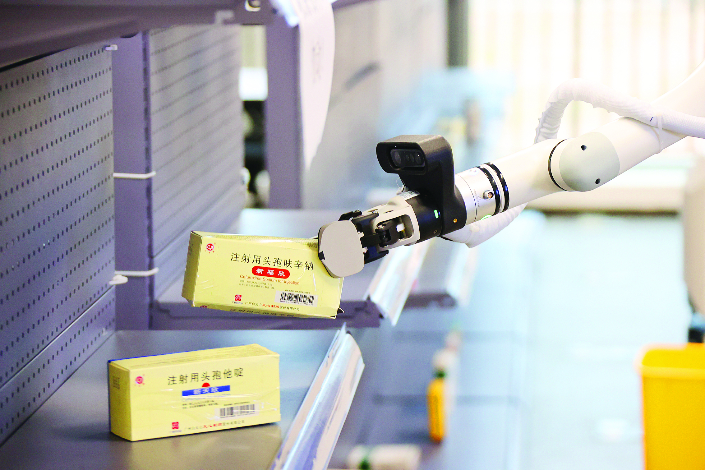 <p>    机器人数据采集员训练人形机器人模拟人类动作在货架上拿药品。未来这类机器人可能成为医疗行业药物分拣好帮手。</p>