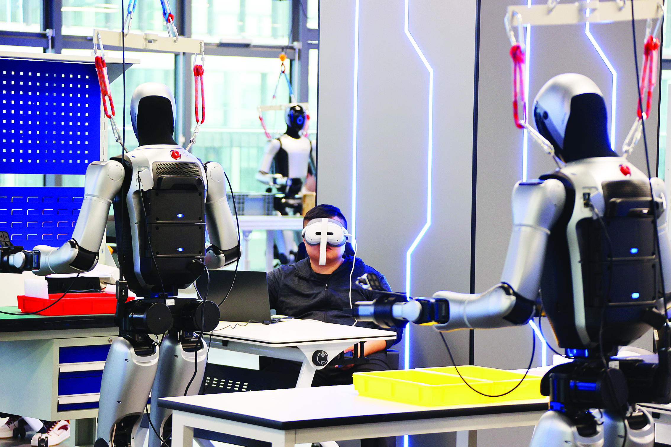 <p>    惠州市惠阳区惠阳异构具身智能训练场，机器人数据采集员在认真训练人形机器人并采集相关数据。</p>