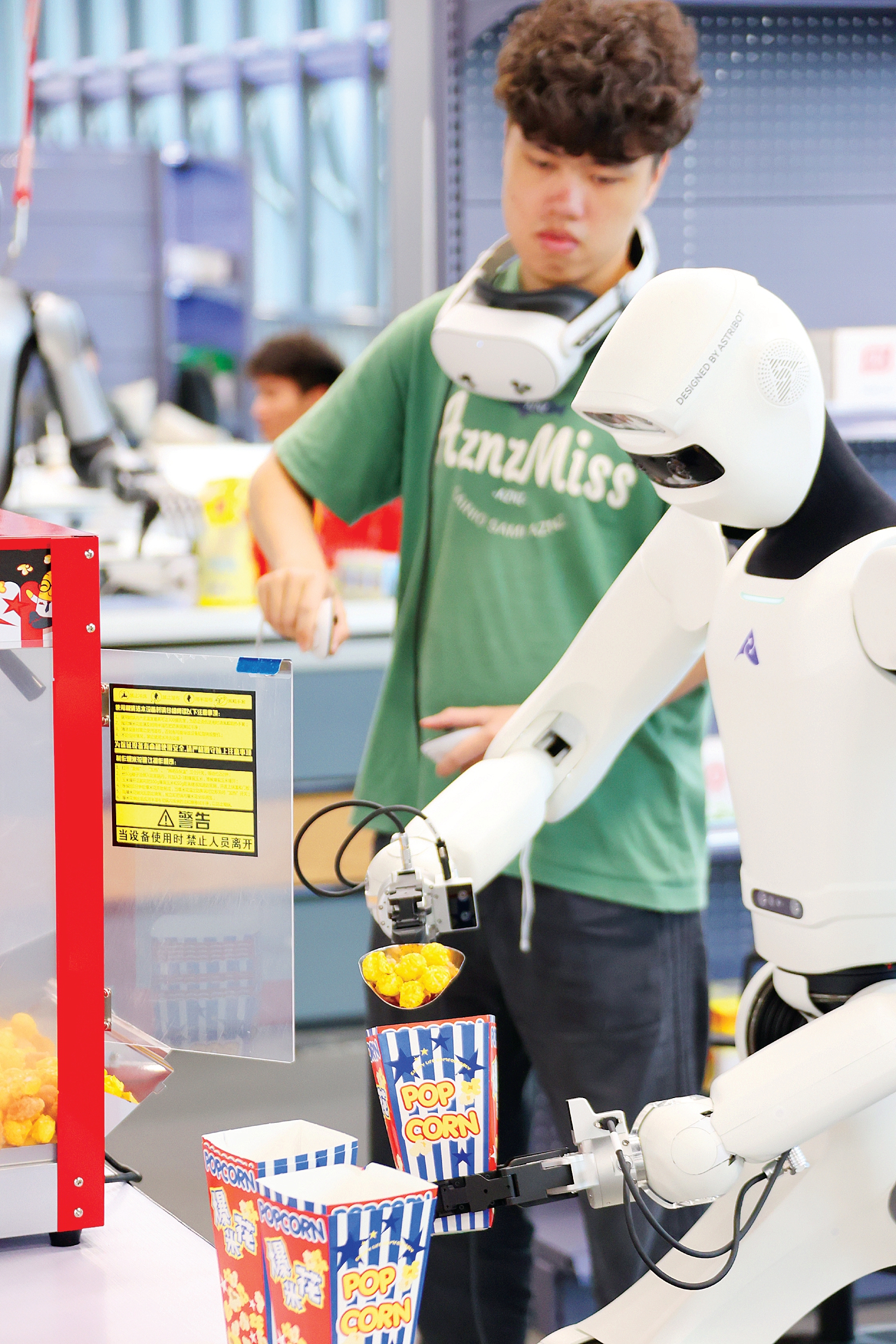<p>    机器人数据采集员在训练人形机器人模拟人类动作，售卖爆米花，并采集相关数据。未来这些机器人可能成为景区和电影院等公共场所的爆米花售卖员。</p>