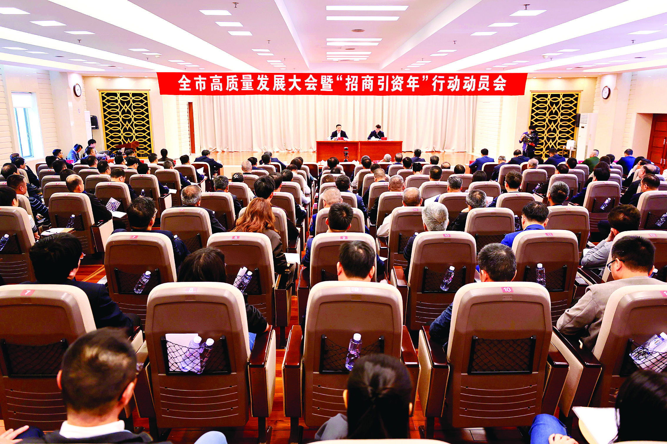     2月25日上午，全市高质量发展大会暨“招商引资年”行动动员会召开。    惠州日报记者李松权 黄鑫威 摄