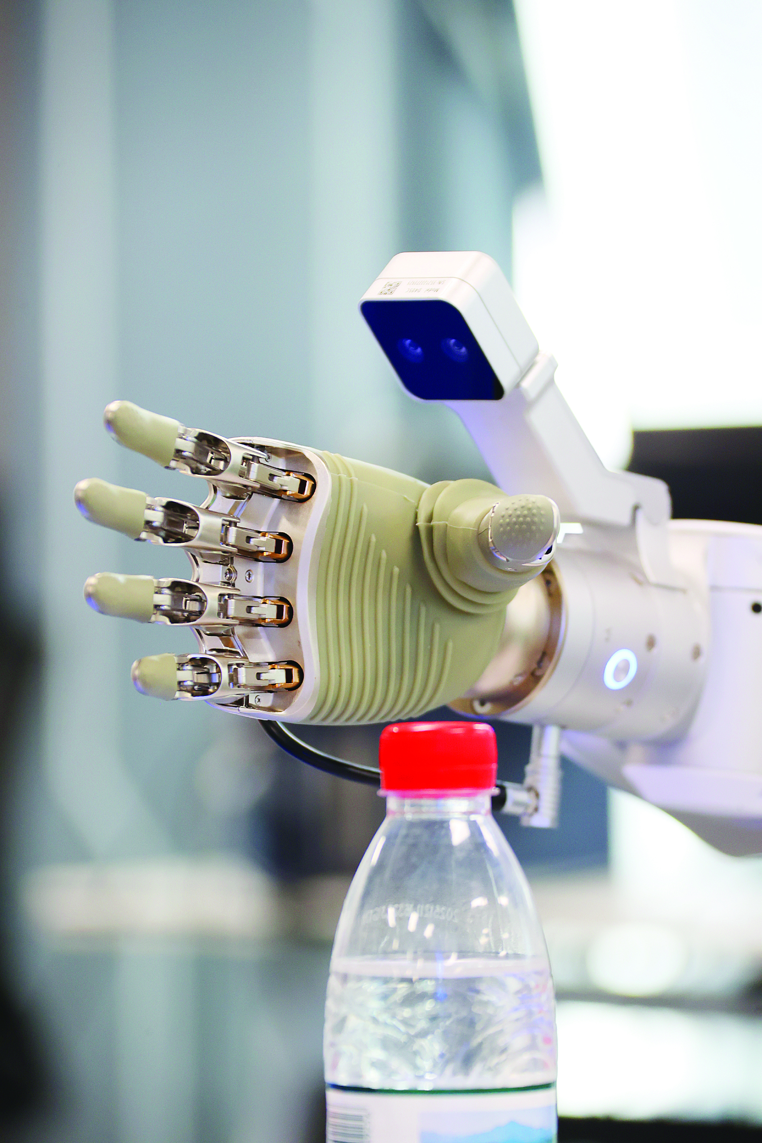 <p>    惠州市惠阳区惠阳异构具身智能训练场，人形机器人手指抓取物品已经非常灵活。</p>